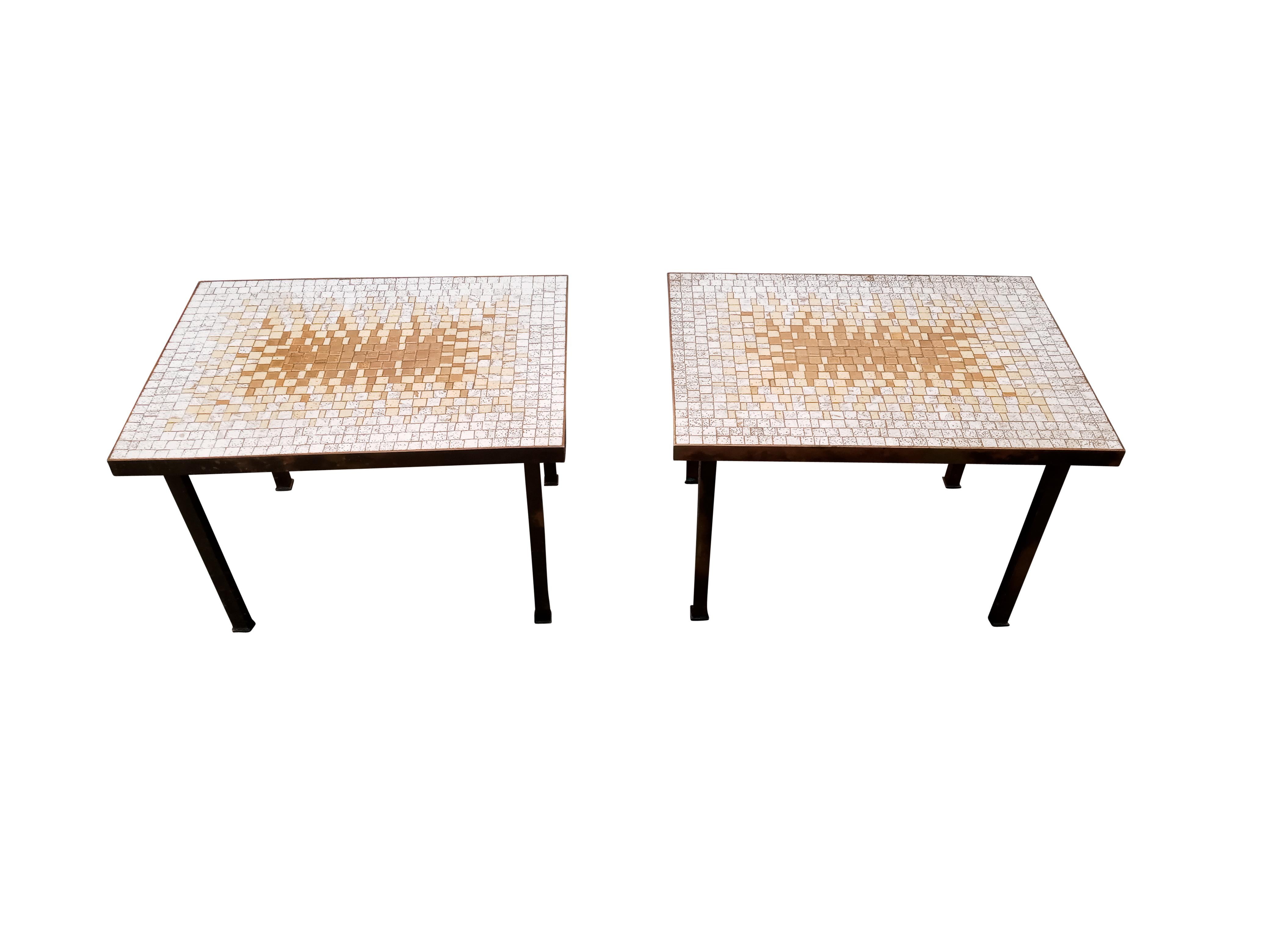 Mid-Century Modern Paire de tables d'appoint ou de tables d'extrémité en céramique mosaïque Sunburst des années 1950 avec cadres en laiton en vente