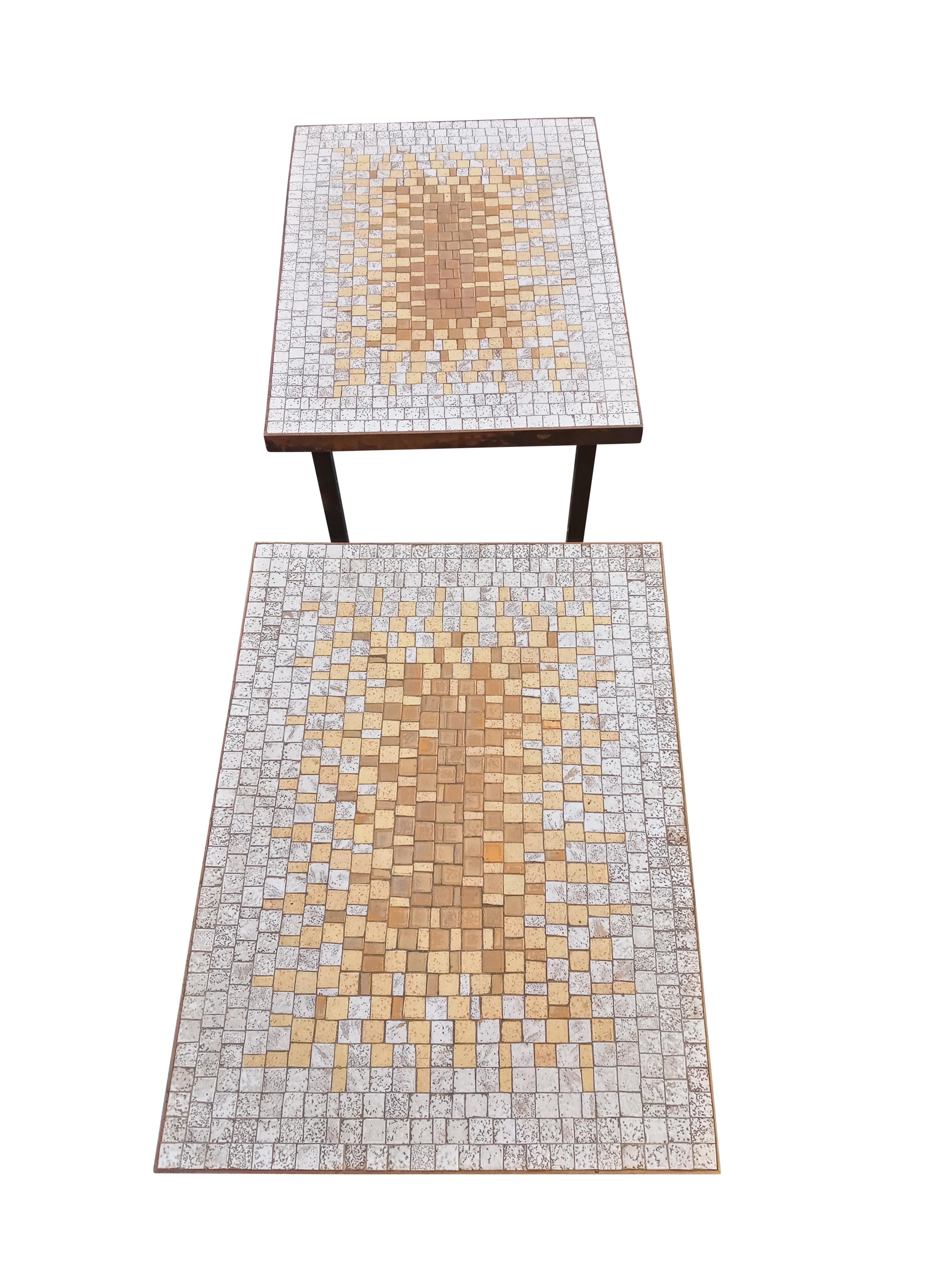 Mid-Century Modern Paire de tables d'appoint ou de tables d'extrémité en céramique mosaïque Sunburst des années 1950 avec cadres en laiton en vente