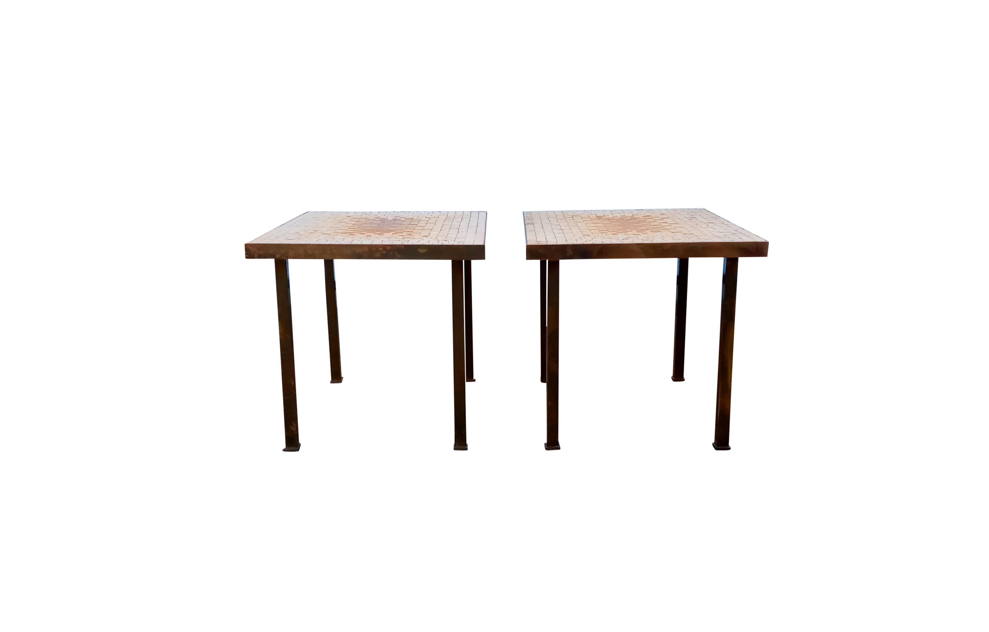 Laiton Paire de tables d'appoint ou de tables d'extrémité en céramique mosaïque Sunburst des années 1950 avec cadres en laiton en vente