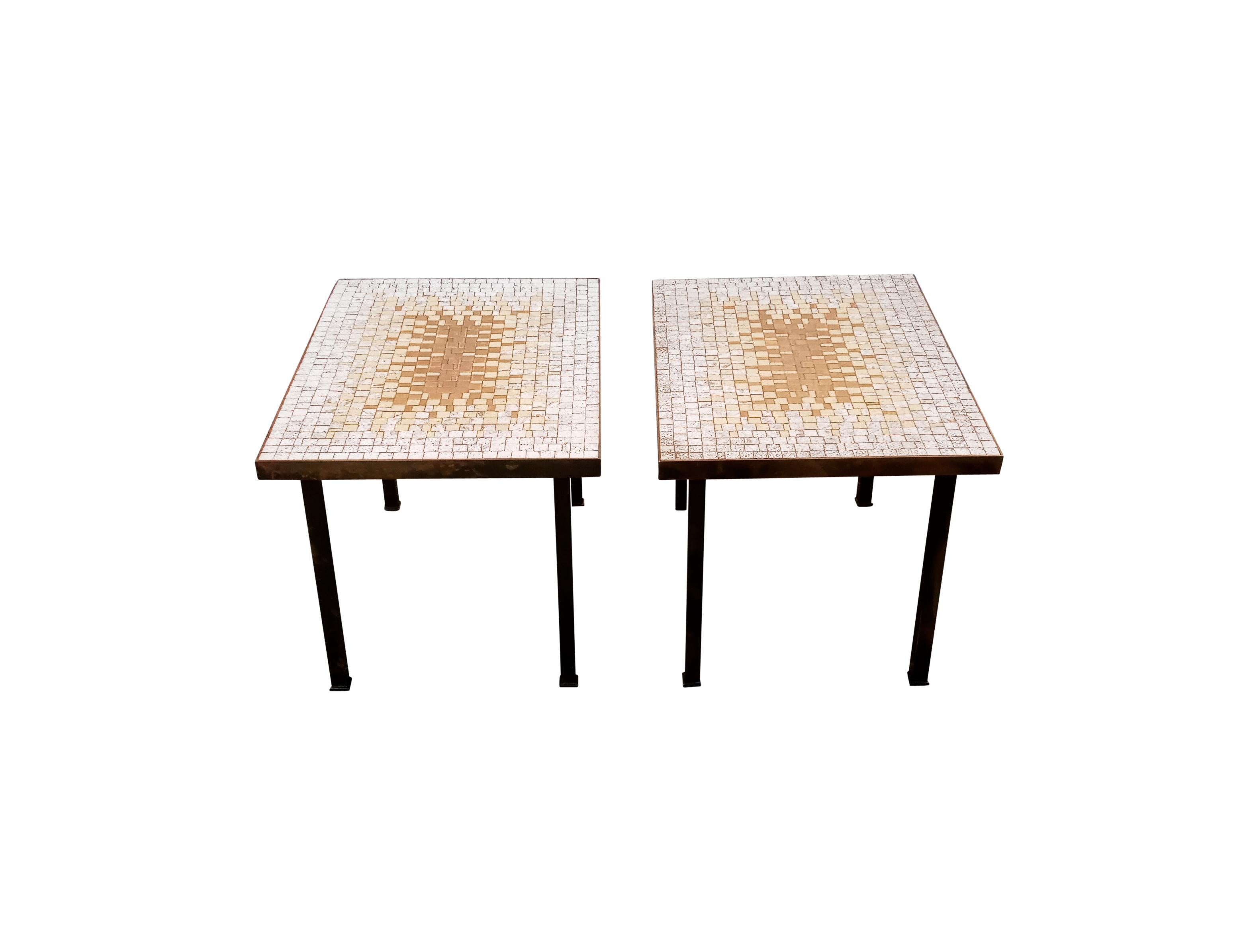 Paire de tables d'appoint ou de tables d'extrémité en céramique mosaïque Sunburst des années 1950 avec cadres en laiton en vente 1