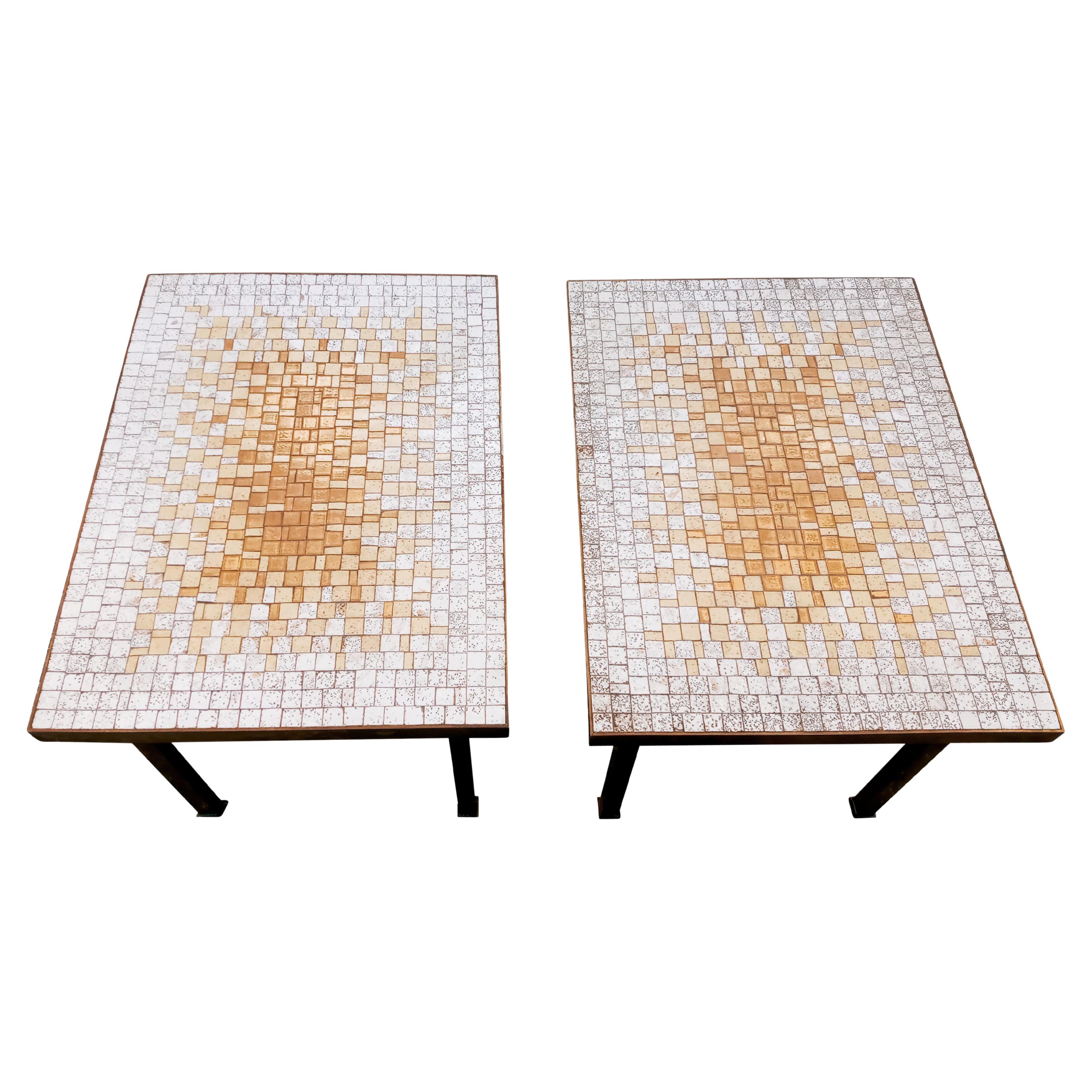 Paire de tables d'appoint ou de tables d'extrémité en céramique mosaïque Sunburst des années 1950 avec cadres en laiton en vente
