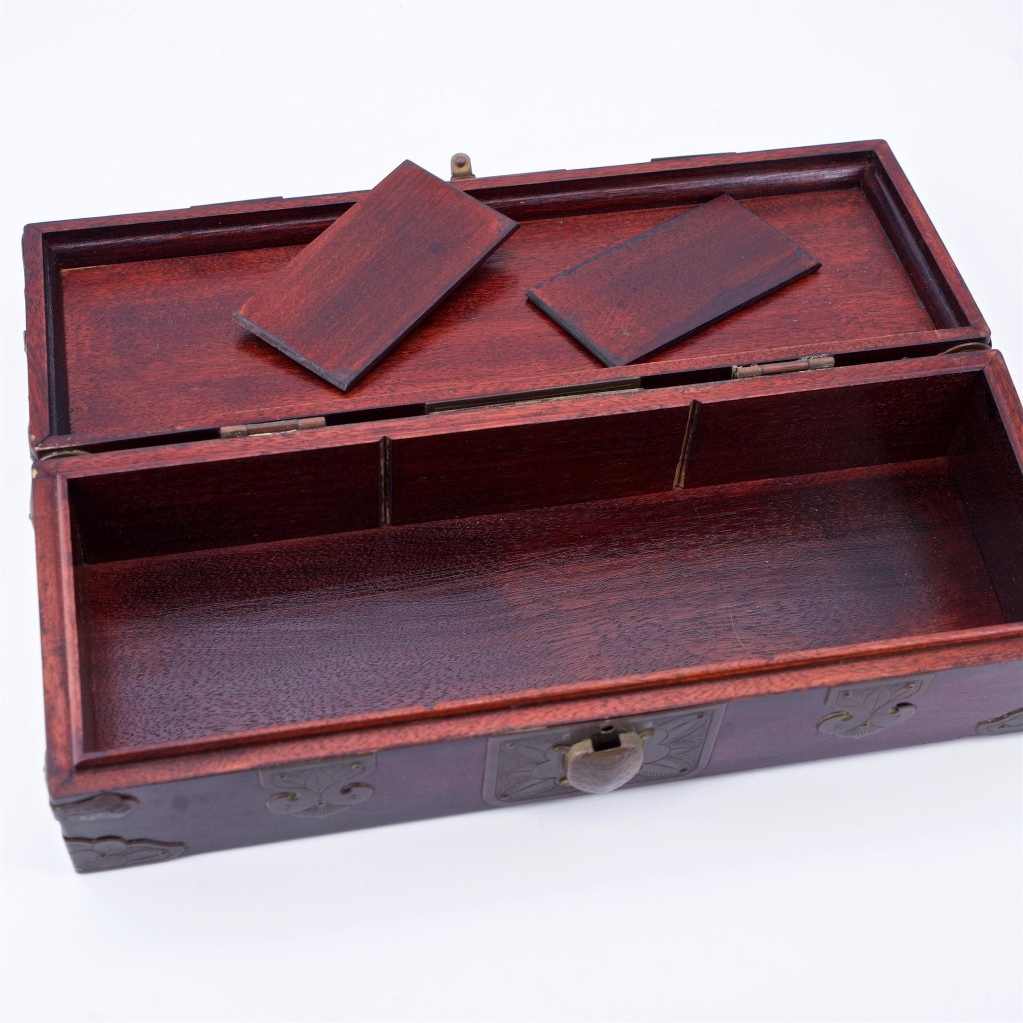 1950s Mid-Century Chinese Rosewood+Brass Turtle Heding Jewelry Box Chinoiserie en vente 3