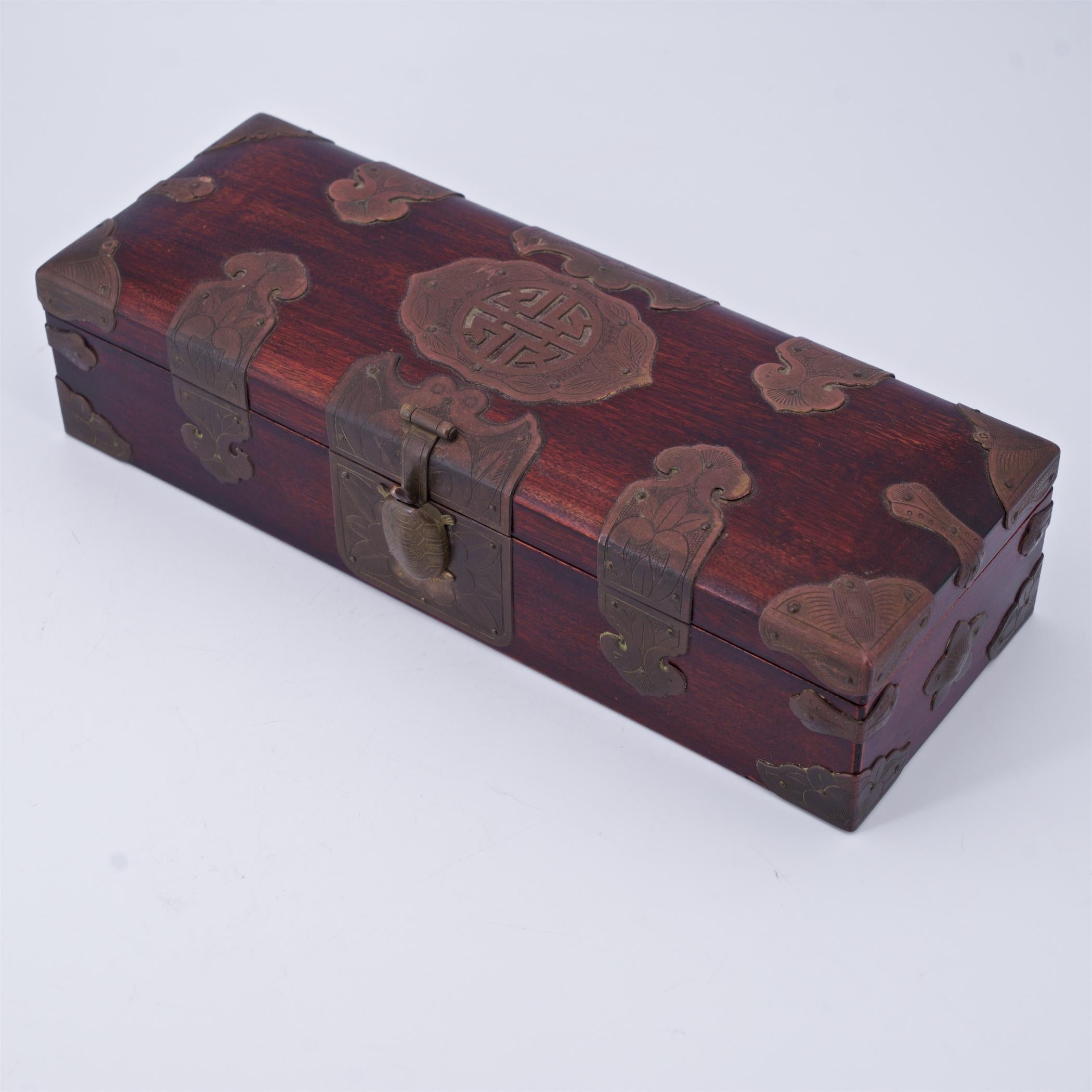 Exportation chinoise 1950s Mid-Century Chinese Rosewood+Brass Turtle Heding Jewelry Box Chinoiserie en vente
