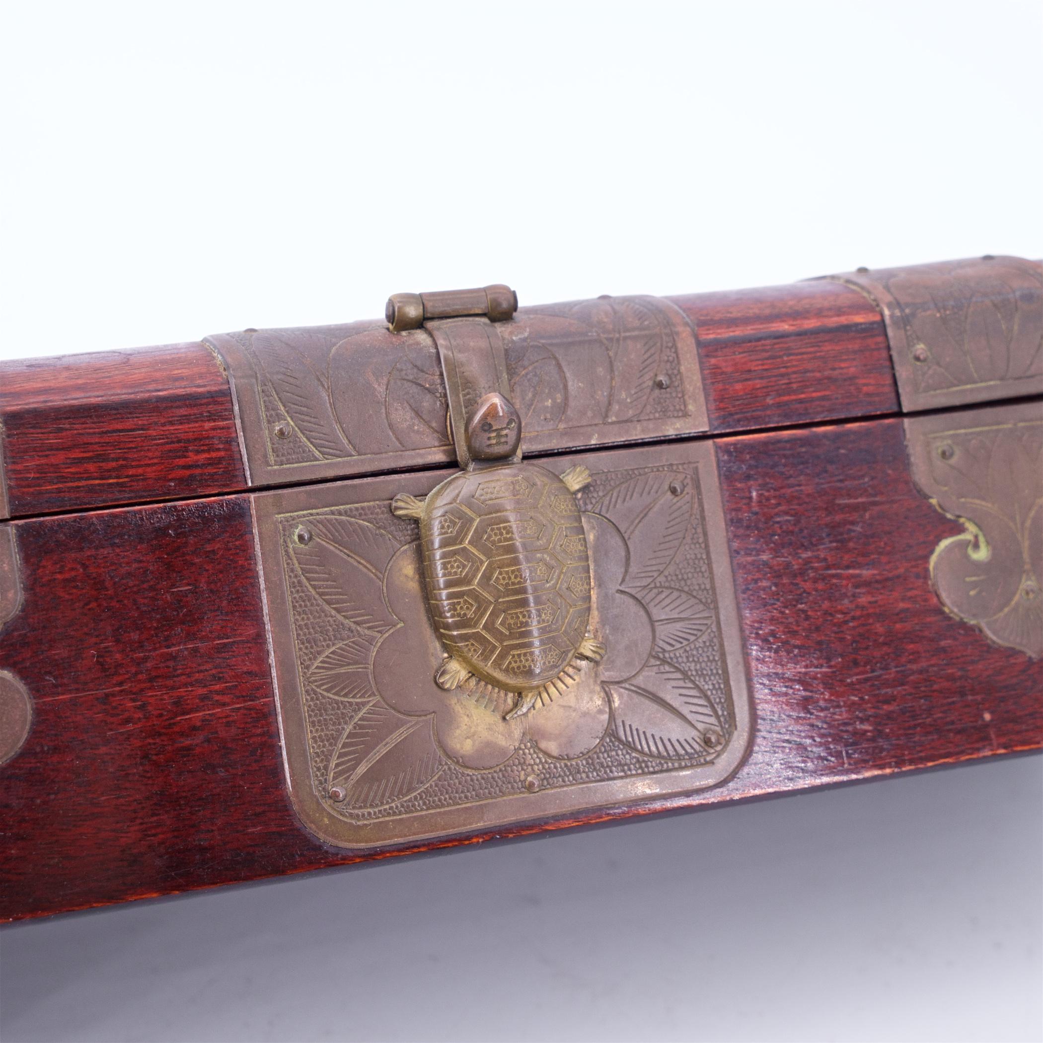 Laiton 1950s Mid-Century Chinese Rosewood+Brass Turtle Heding Jewelry Box Chinoiserie en vente