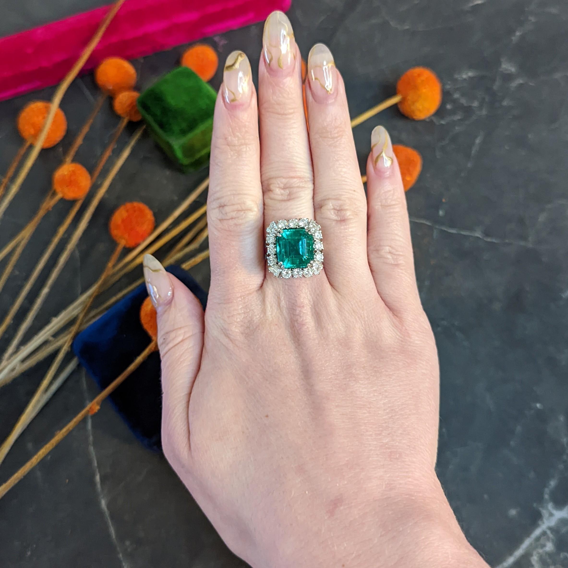 1950er Jahre Mitte des Jahrhunderts Kolumbianischer Smaragd Diamant 18 Karat Weiß Cluster Ring AGL 7
