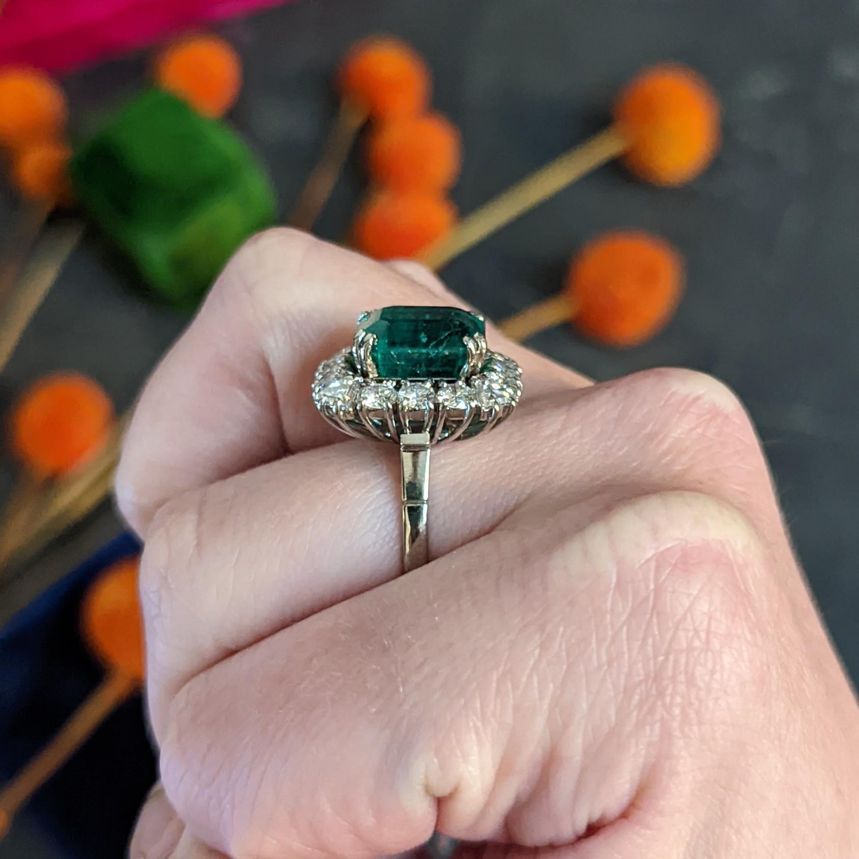 1950er Jahre Mitte des Jahrhunderts Kolumbianischer Smaragd Diamant 18 Karat Weiß Cluster Ring AGL 8