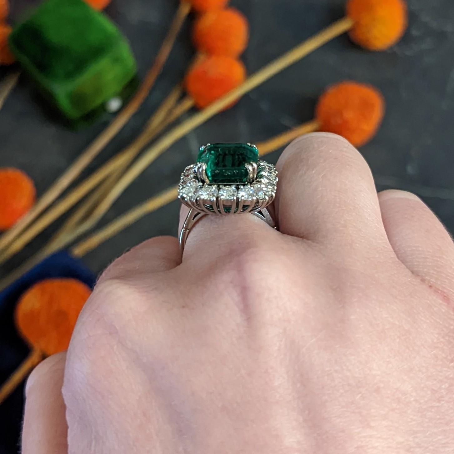 1950er Jahre Mitte des Jahrhunderts Kolumbianischer Smaragd Diamant 18 Karat Weiß Cluster Ring AGL 9