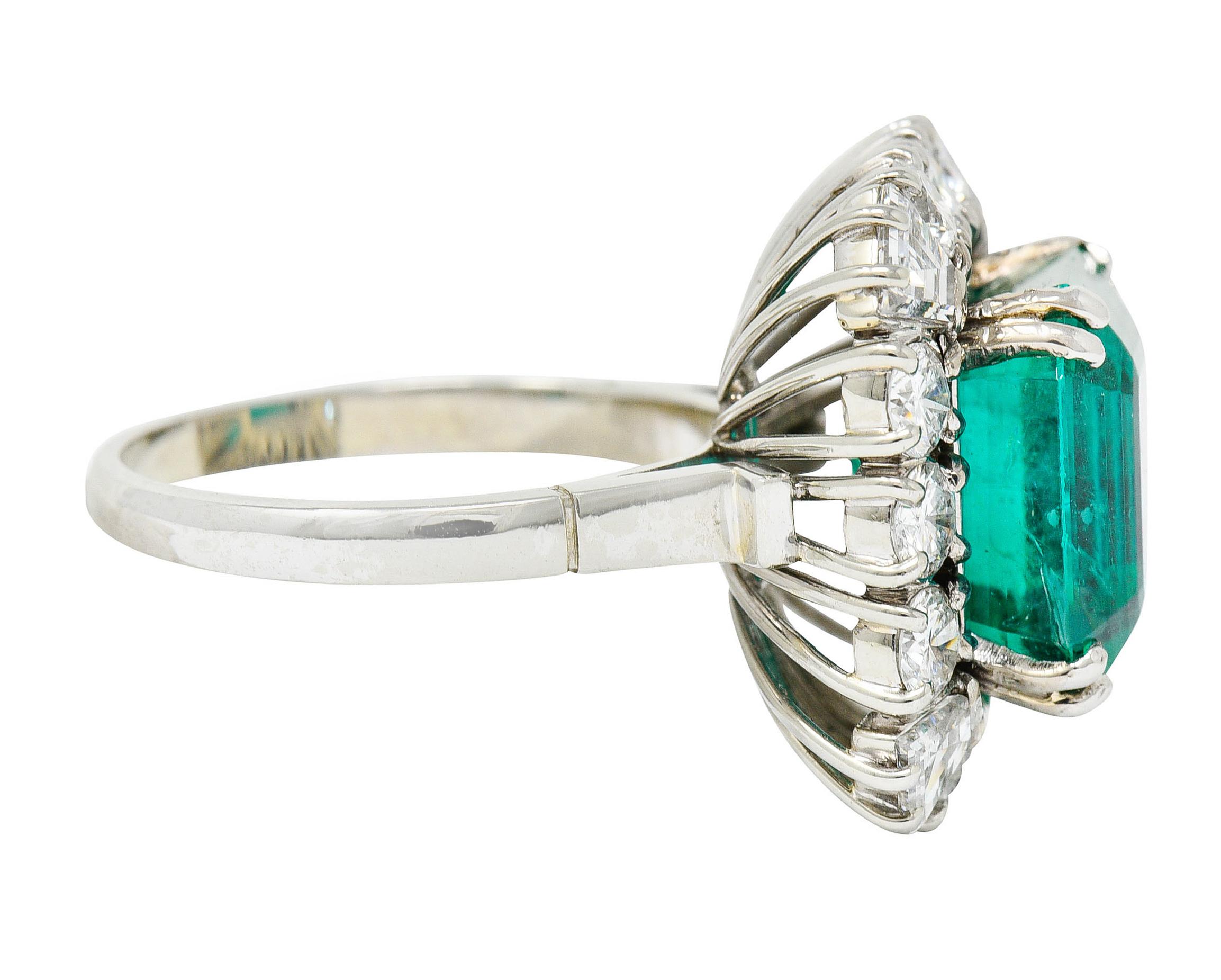 1950er Jahre Mitte des Jahrhunderts Kolumbianischer Smaragd Diamant 18 Karat Weiß Cluster Ring AGL (Trapezschliff)