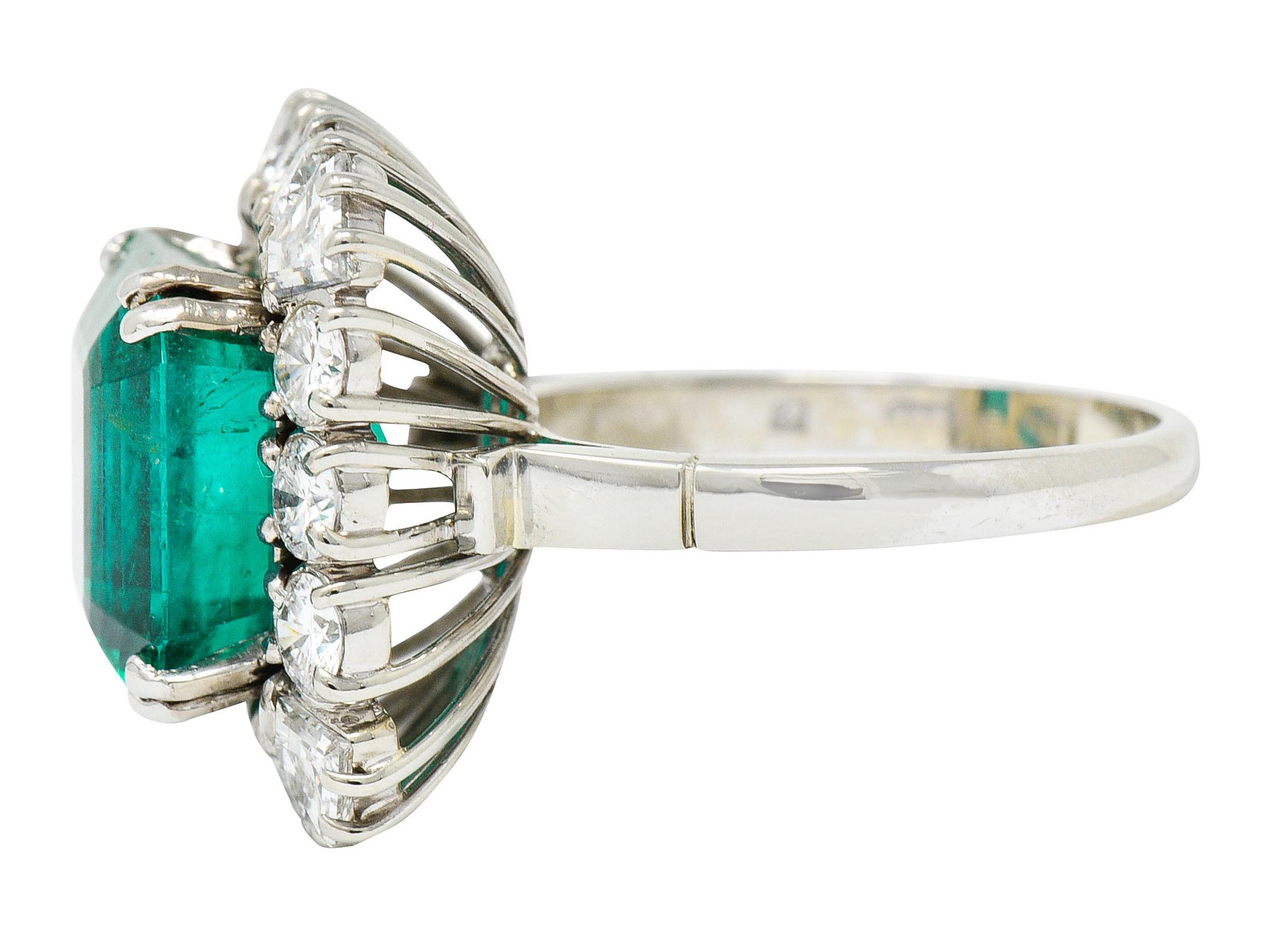 1950er Jahre Mitte des Jahrhunderts Kolumbianischer Smaragd Diamant 18 Karat Weiß Cluster Ring AGL für Damen oder Herren