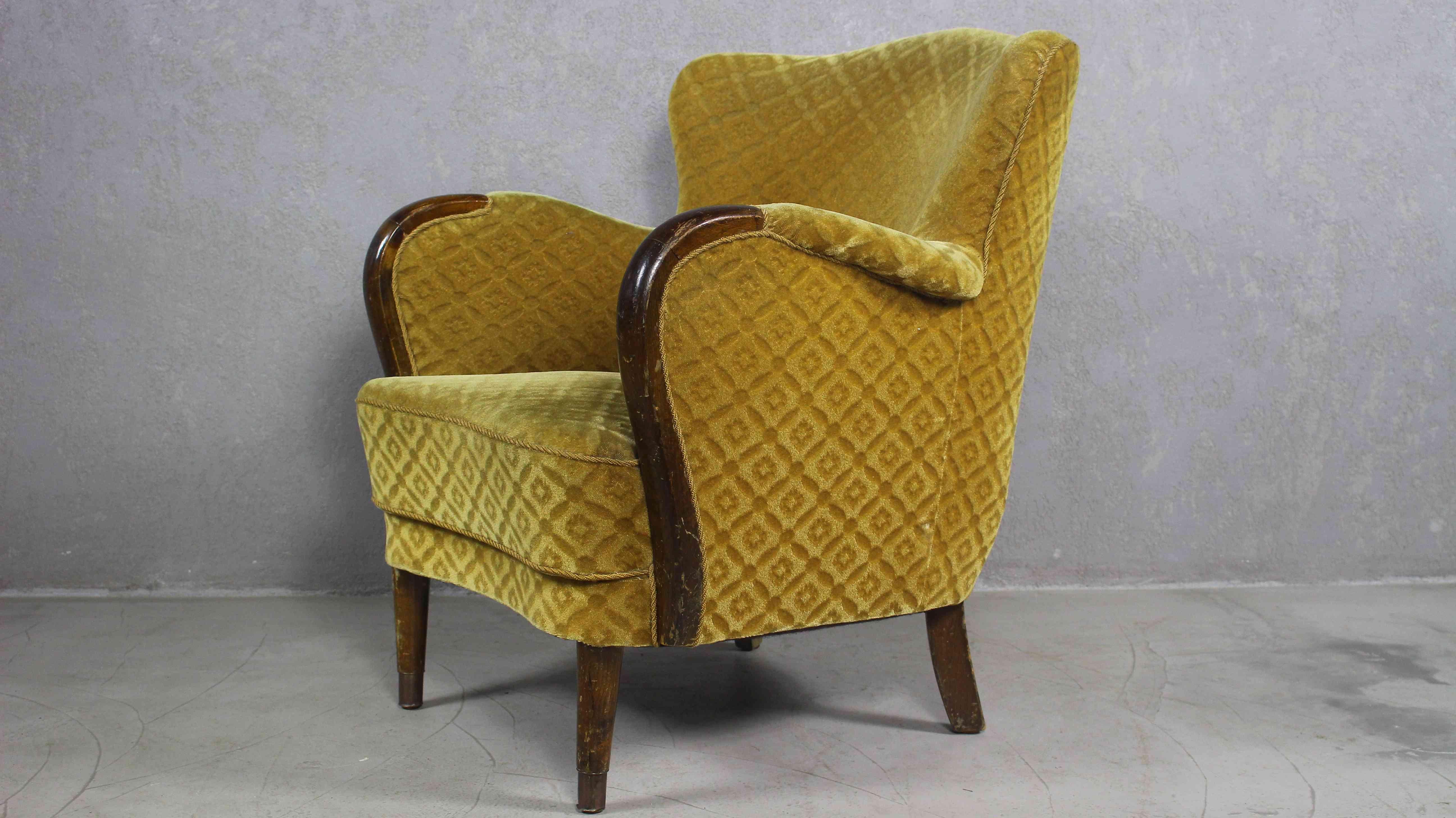 Danish low back chair from 1950s.
Wooden armrest and turned legs with brass feets.
Requires reupholstery.