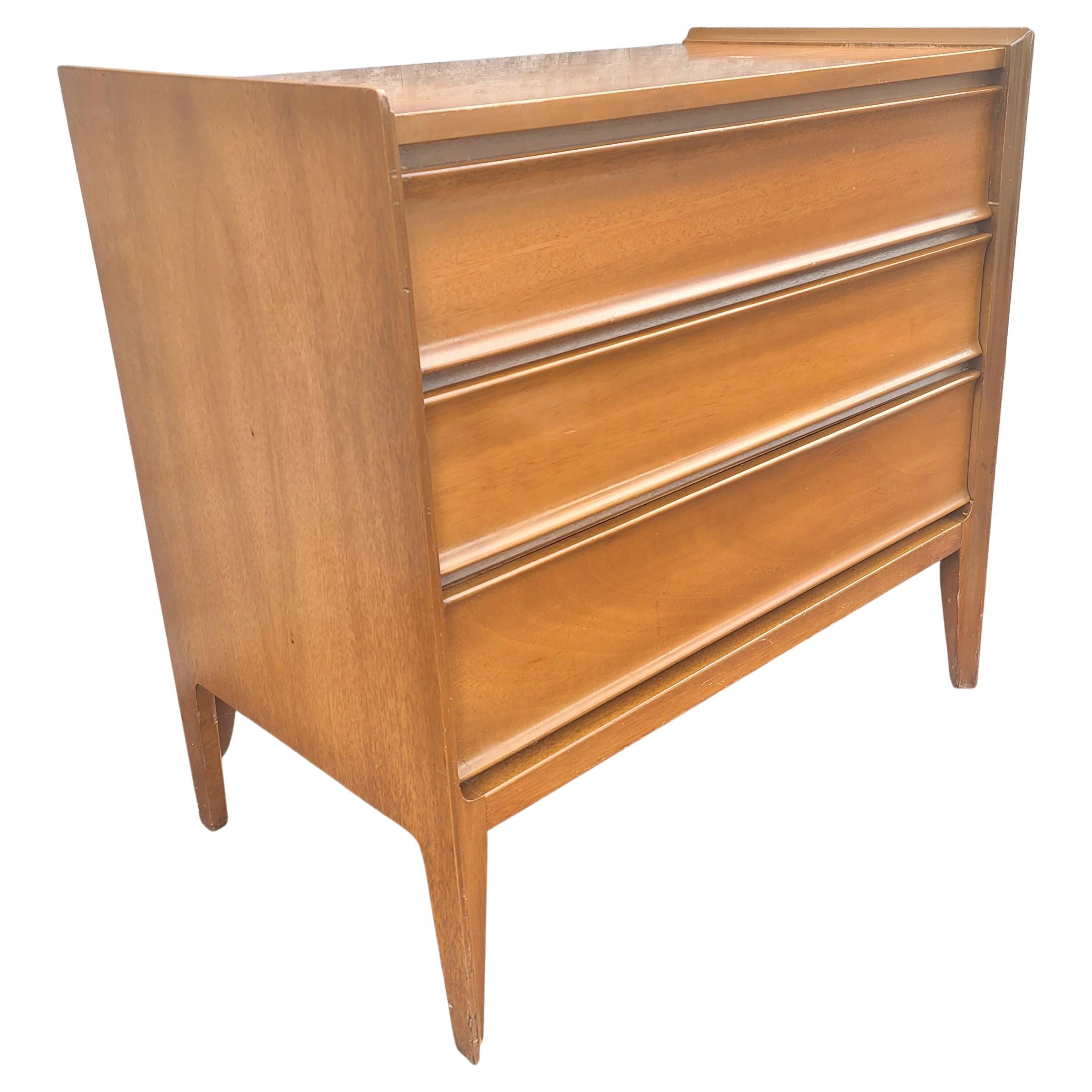 American 1950s Mid-Century Danish Modern Teak United Furniture Chest of Drawers For Sale