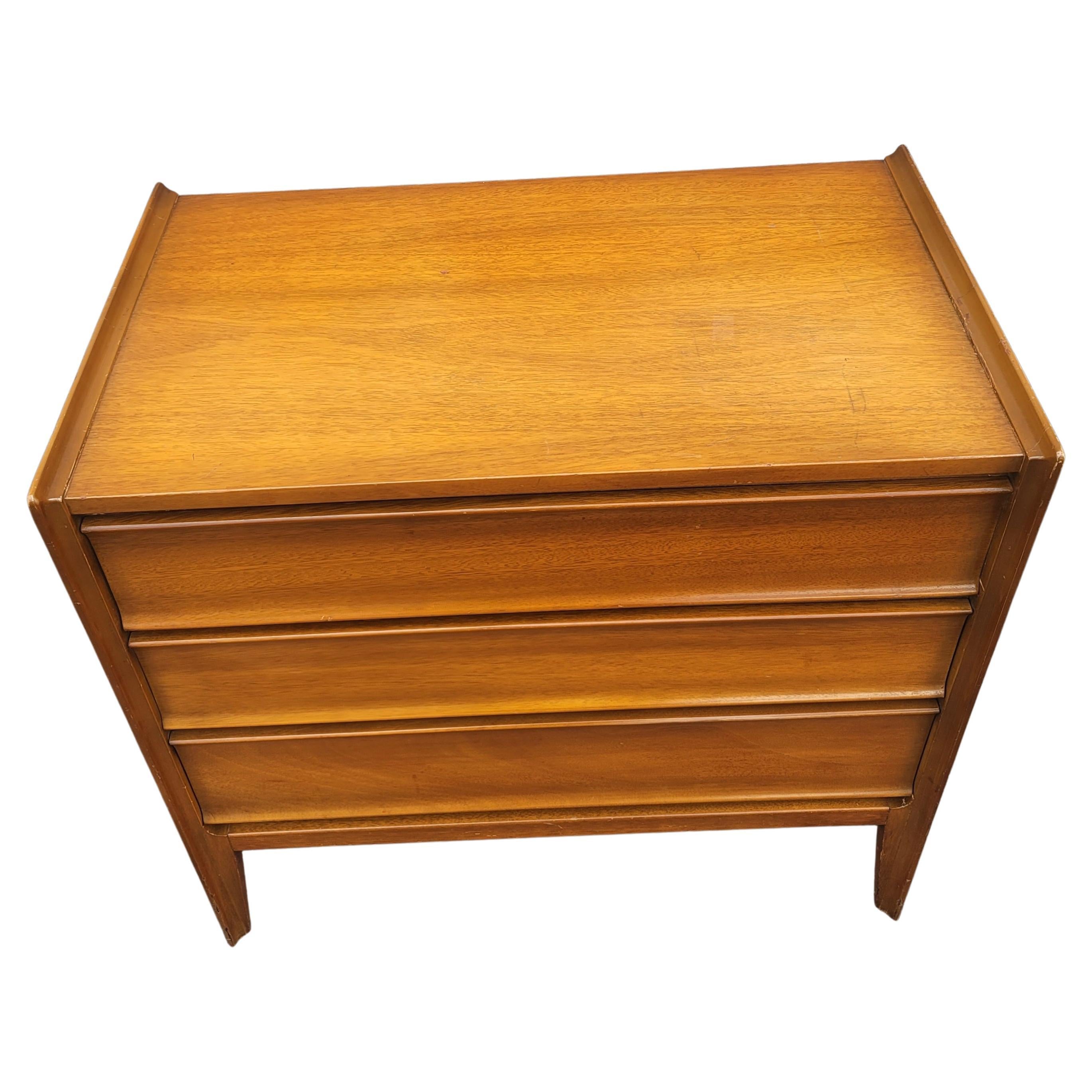 1950s Mid-Century Danish Modern Teak United Furniture Chest of Drawers In Good Condition For Sale In Germantown, MD