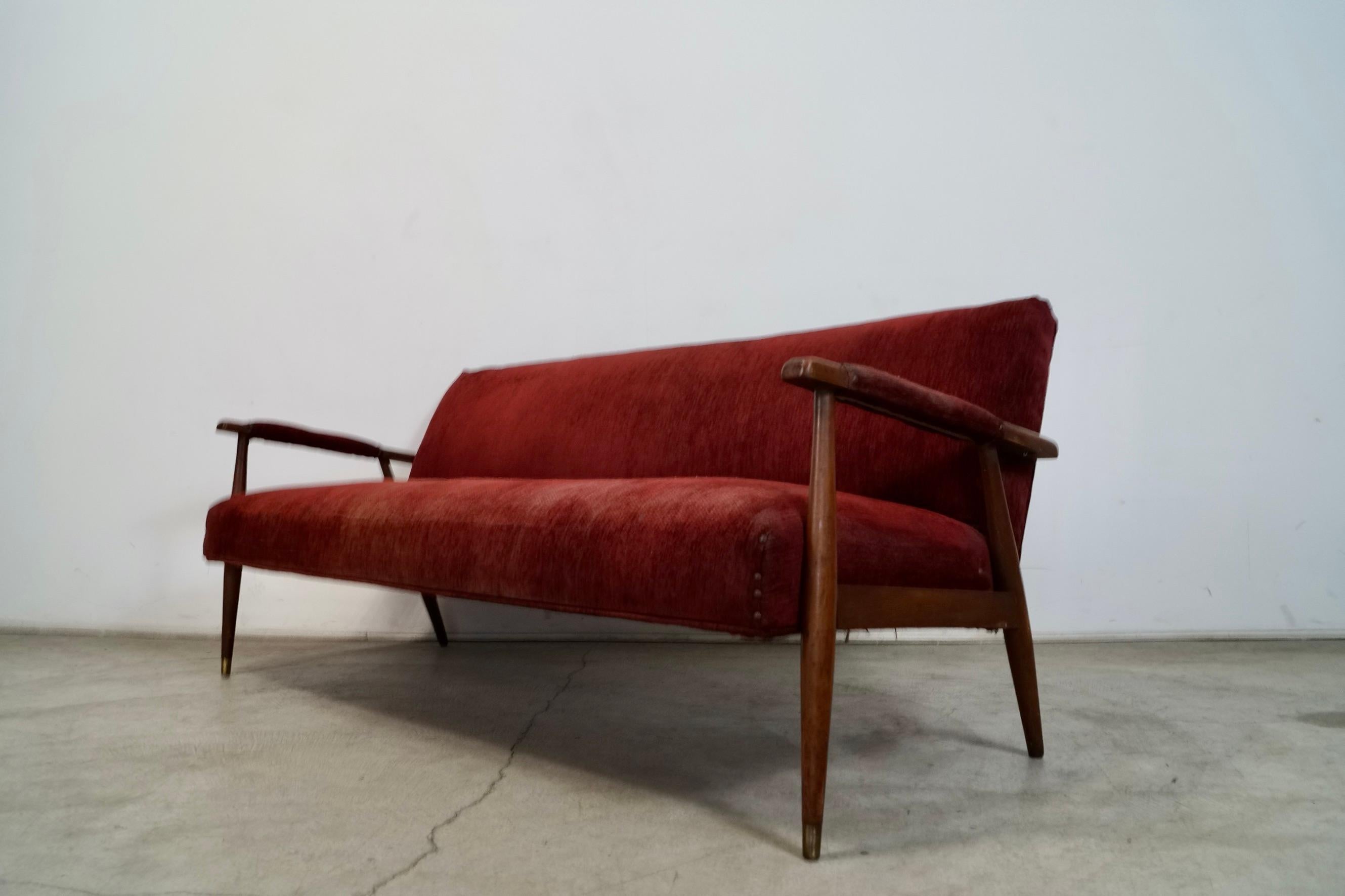 Sofá moderno danés de mediados de siglo de 1950 en nogal en Bastante bueno estado para la venta en Burbank, CA