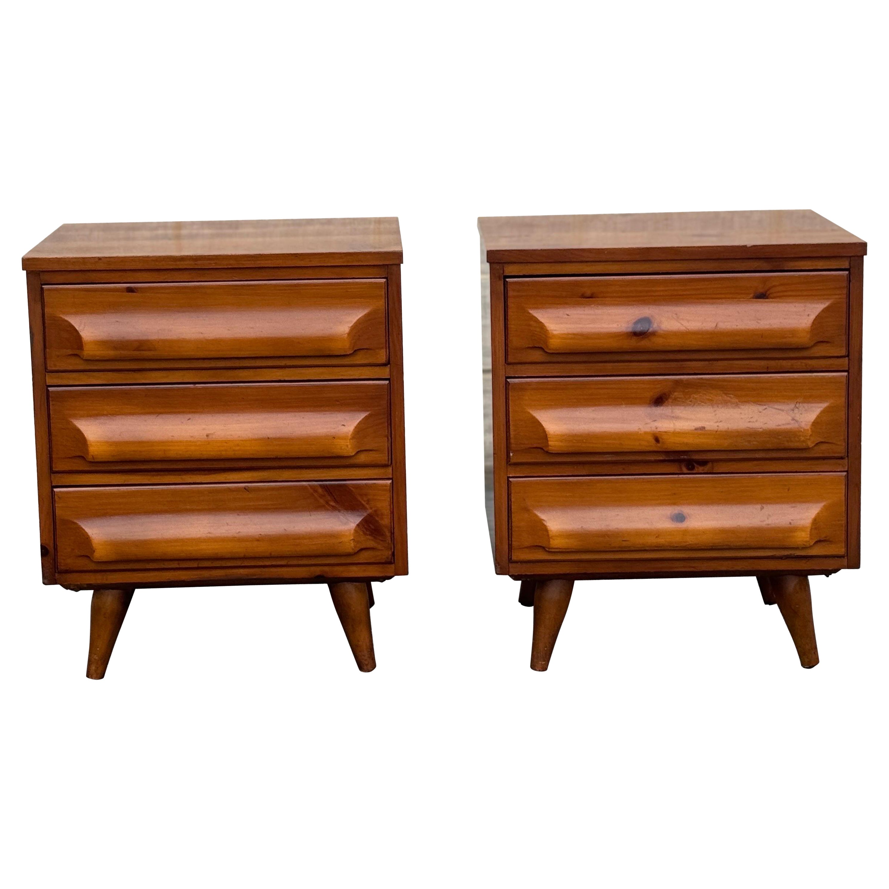 Comodini a 3 cassetti in pino scultoreo Franklin Shockey del 1950, metà del secolo scorso in vendita
