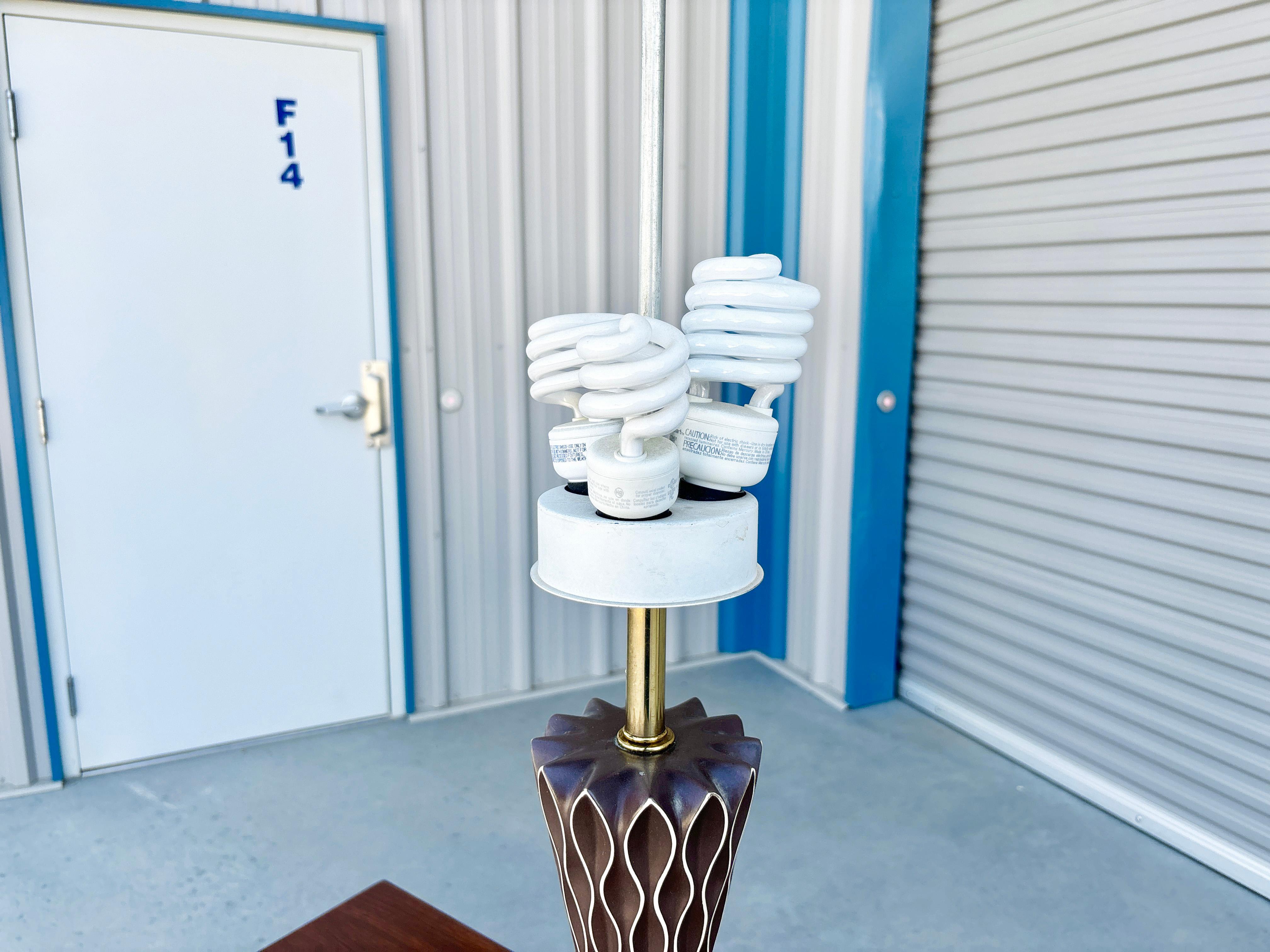 Lampada a nido d'ape del 1950 di Gerald Thurston per Lightolier in vendita 4