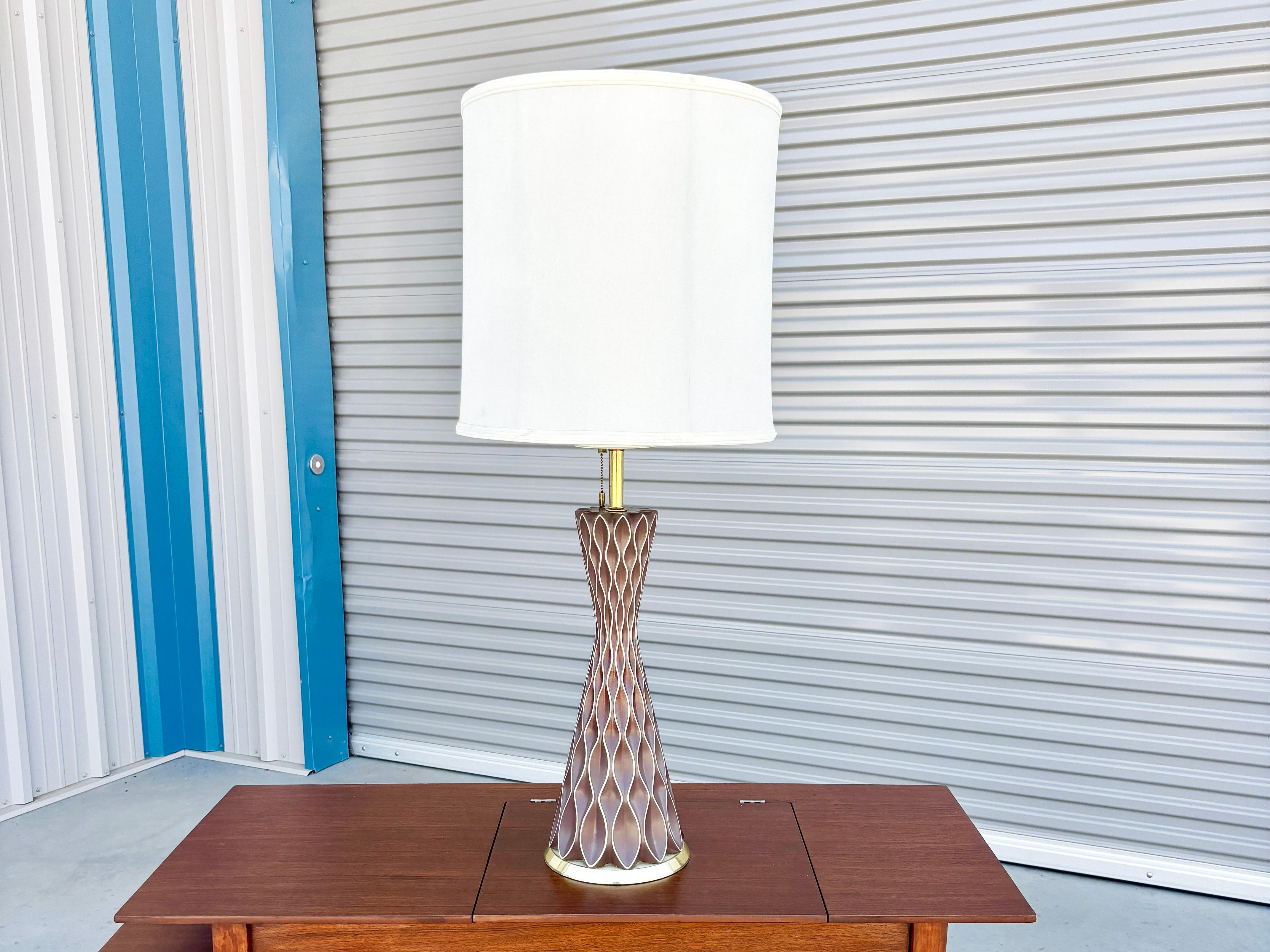 ✨ Lampada da tavolo a nido d'ape di metà secolo di Gerald Thurston per Lightolier ✨

Disegnata dal famoso Gerald Thurston e prodotta da Lightolier negli anni '50, questa squisita lampada da tavolo della metà del secolo scorso è un'audace fusione di