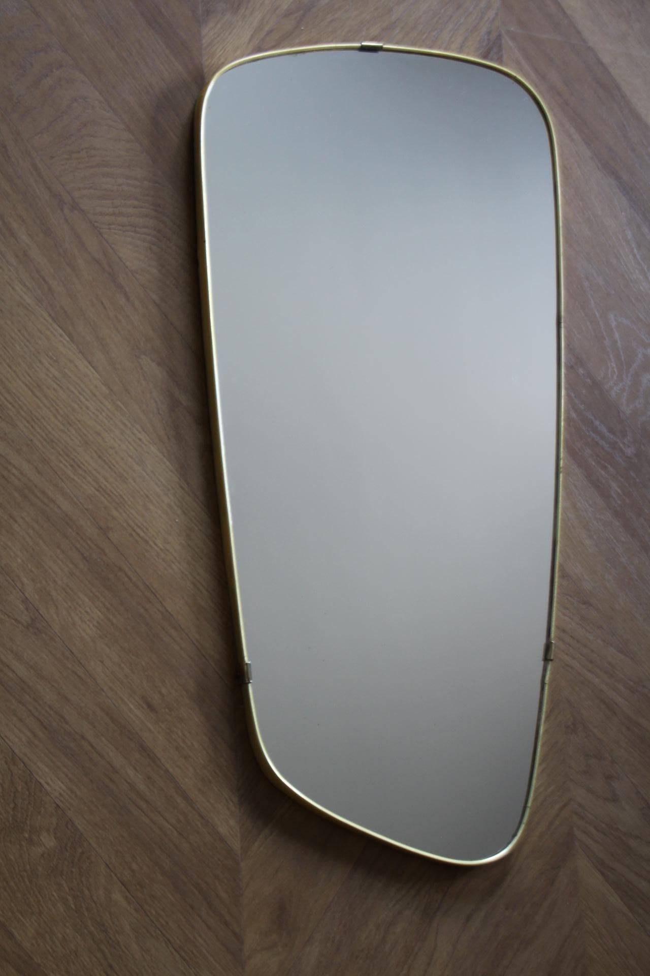 Specchio da parete asimmetrico in ottone del 1950 in stile Gio Ponti in vendita 3