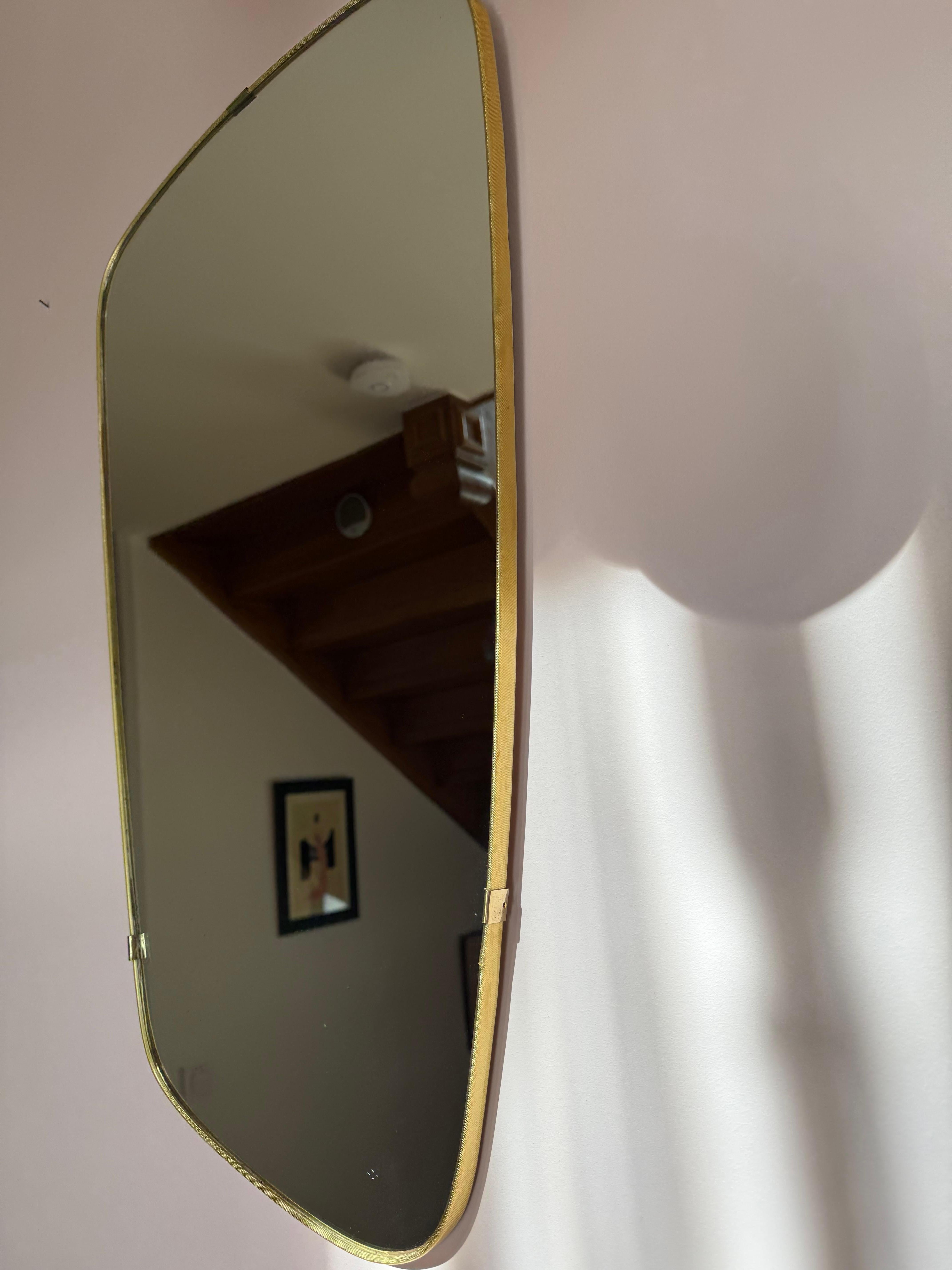 Specchio da parete asimmetrico in ottone del 1950 in stile Gio Ponti in vendita 9