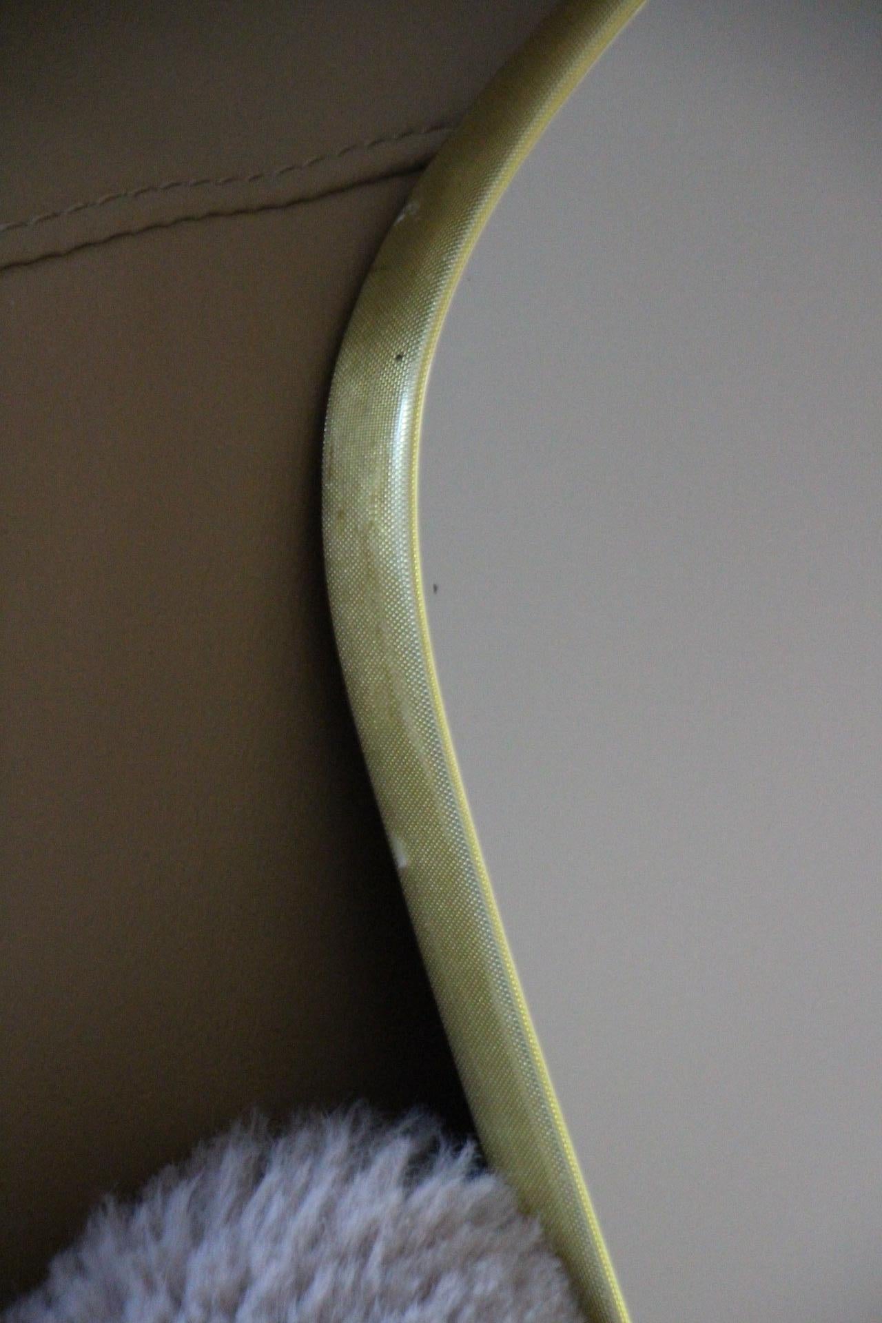 Questo specchio molto decorativo è stato realizzato in Italia negli anni Cinquanta. È tipico di questo periodo ed è tutto originale. La sua forma asimmetrica è molto interessante e conferisce un aspetto molto fluido.
Può essere appeso alla parete da