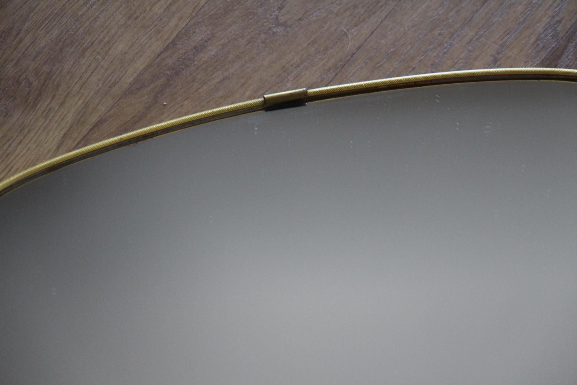 Metà XX secolo Specchio da parete asimmetrico in ottone del 1950 in stile Gio Ponti in vendita