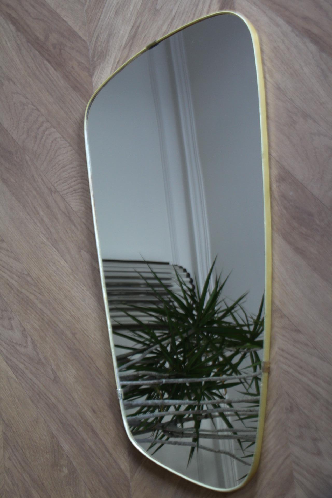 Specchio da parete asimmetrico in ottone del 1950 in stile Gio Ponti in vendita 2