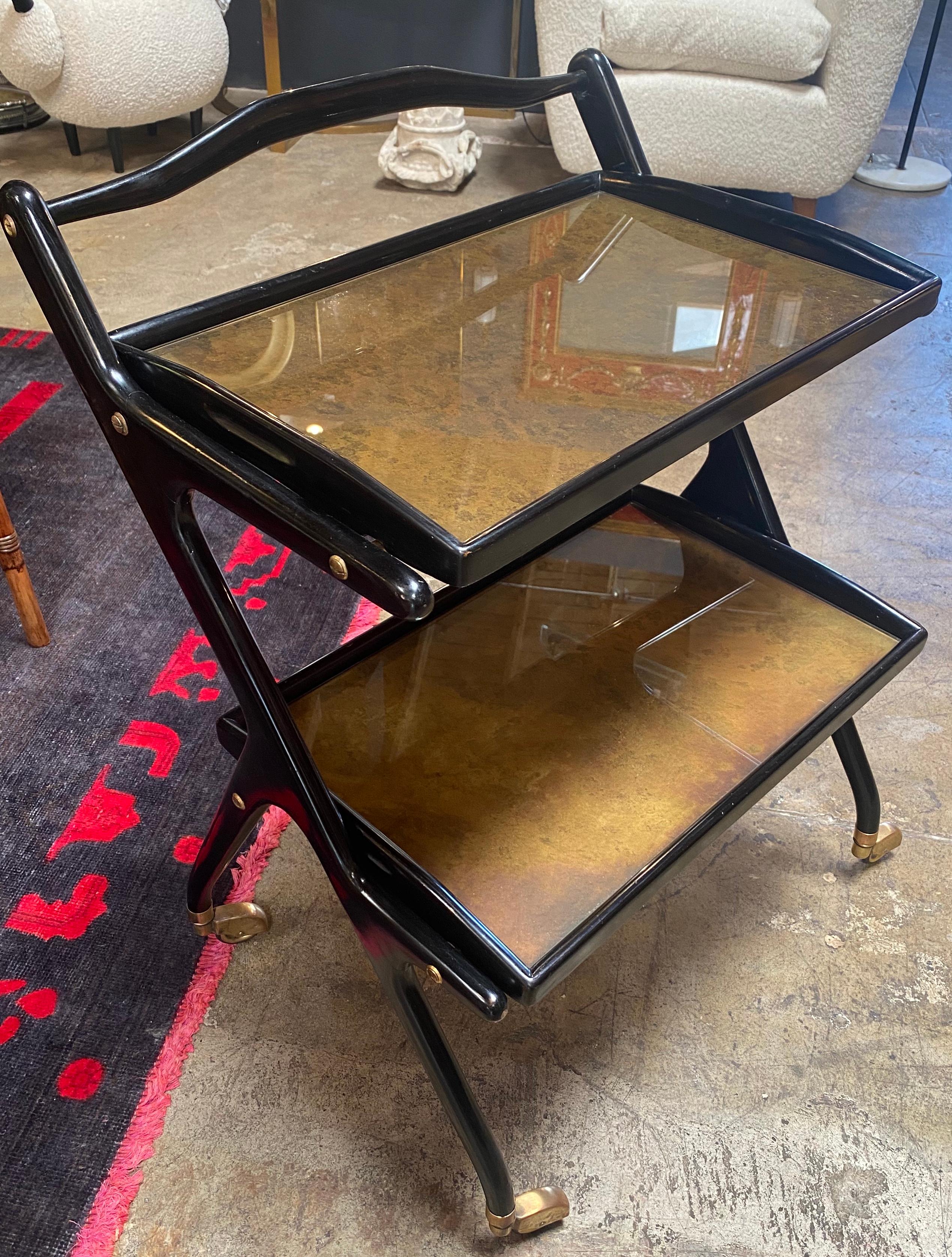Beautiful Italian mid century modern bar cart whit removable trays and brass details. The conditions are very good and iThe bar cart is ready to be insert in a mid century living.