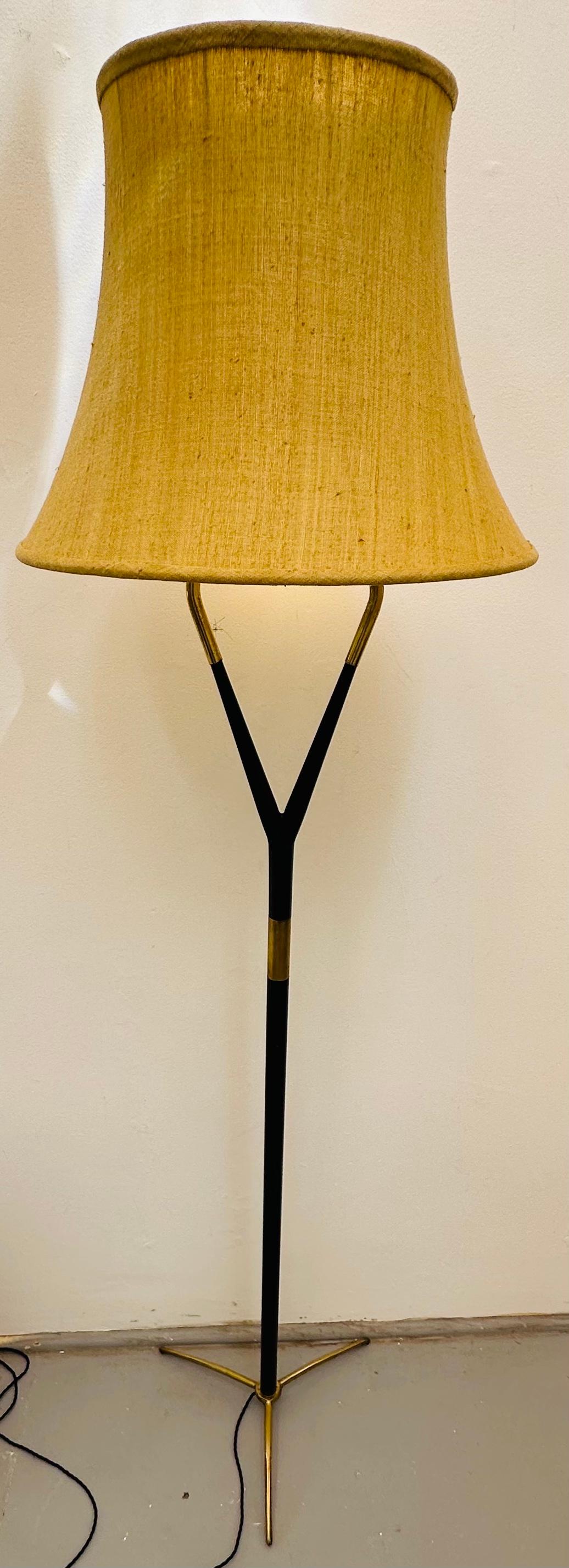 1950s Mid Century Italian Brass & Black Lacquered Wood Tripod Floor Lamp In Good Condition In London, GB
