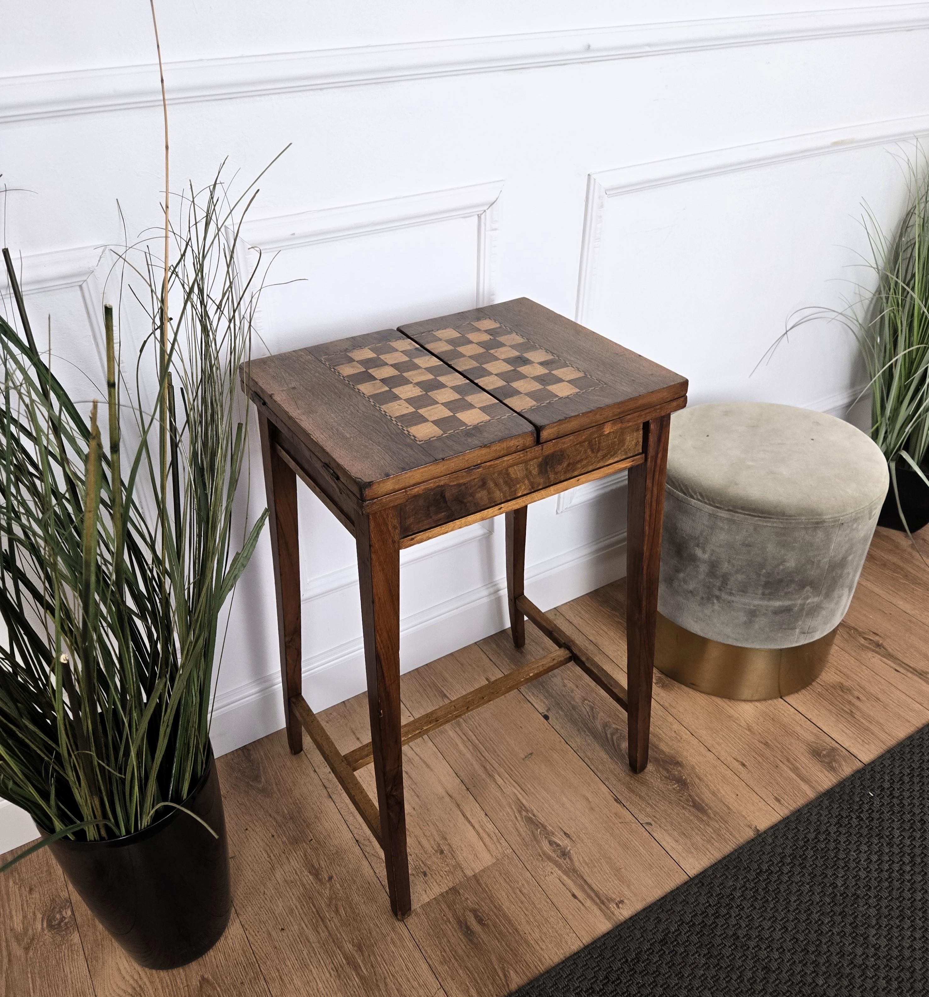 1950s Mid-Century Italian Walnut Inlay Chess Games Coffee Side Table In Fair Condition For Sale In Carimate, Como