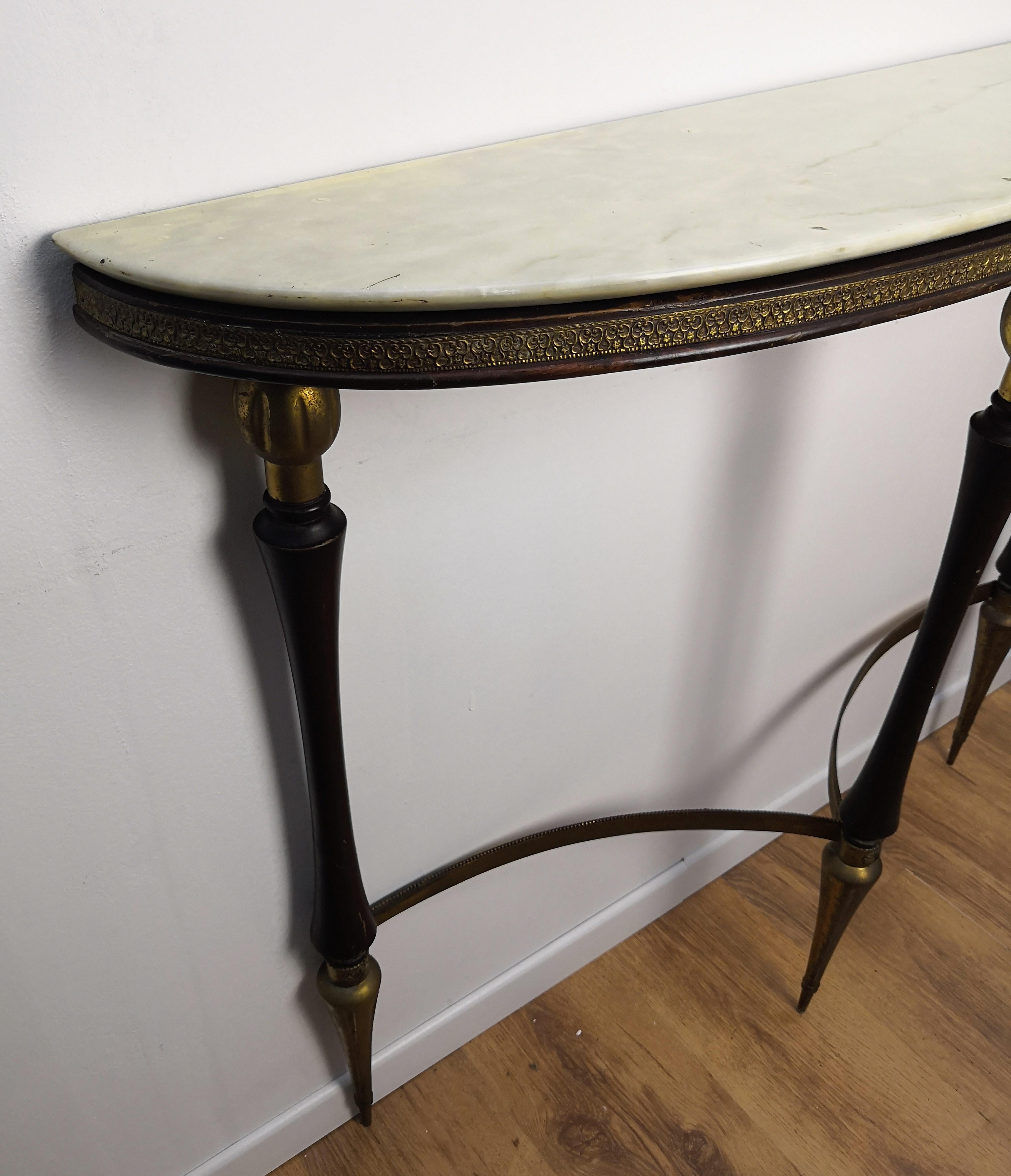 1950s Midcentury Italian Wood and Brass Demilune Consolle Table with Marble top In Good Condition In Carimate, Como