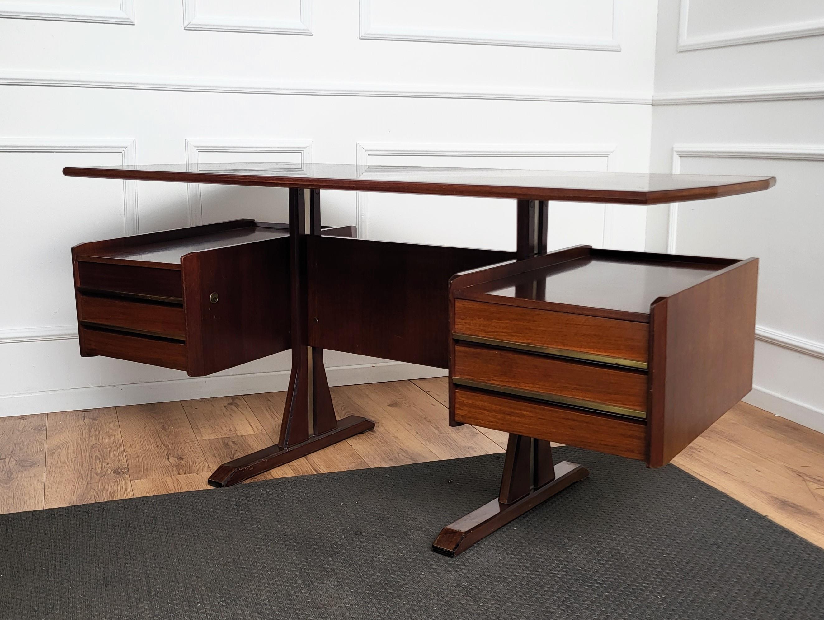 1950er Jahre Mid-Century Italienisch Holz und Messing Floating Executive Schreibtisch Tisch (Moderne der Mitte des Jahrhunderts) im Angebot