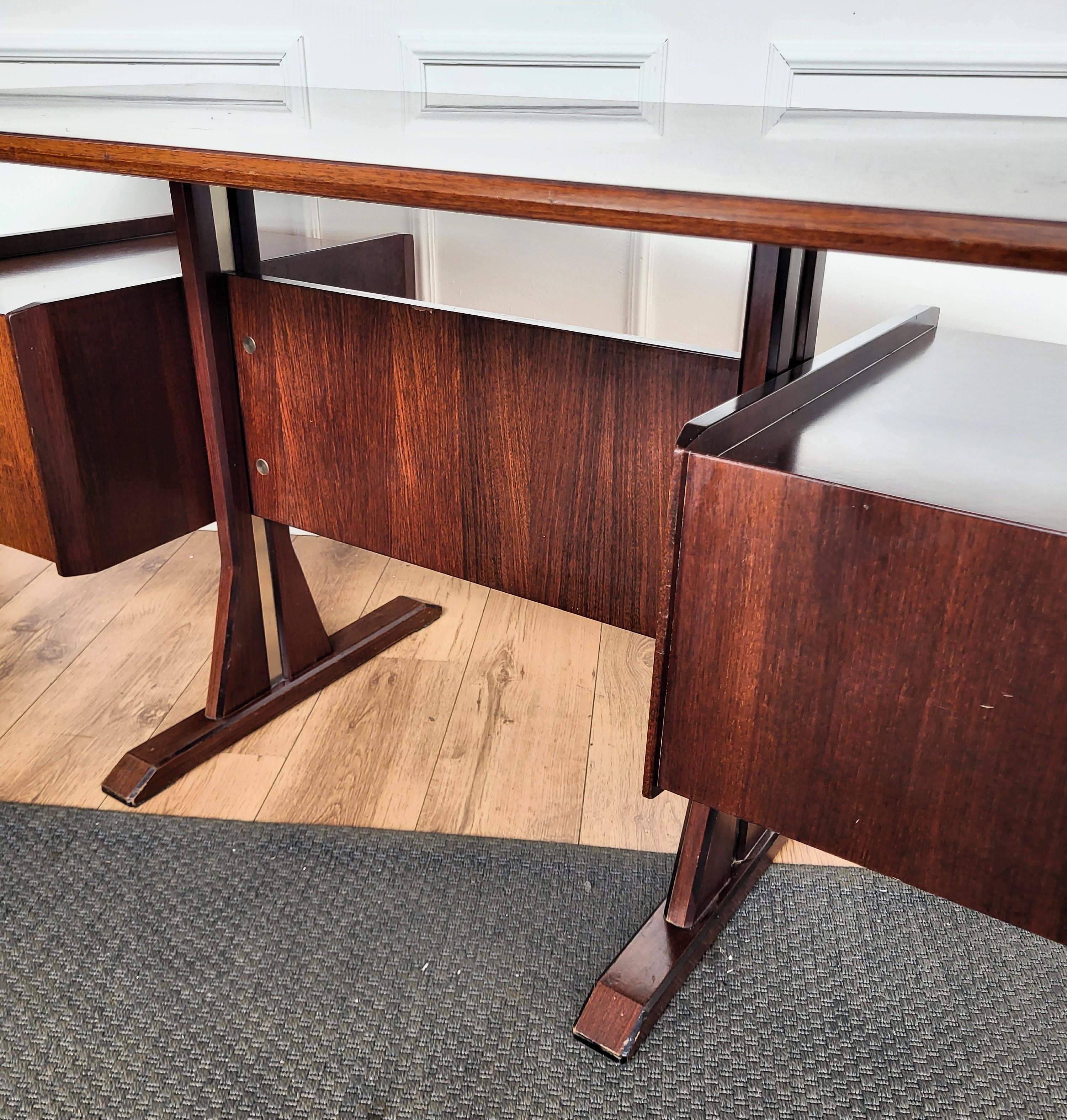 1950er Jahre Mid-Century Italienisch Holz und Messing Floating Executive Schreibtisch Tisch im Angebot 1