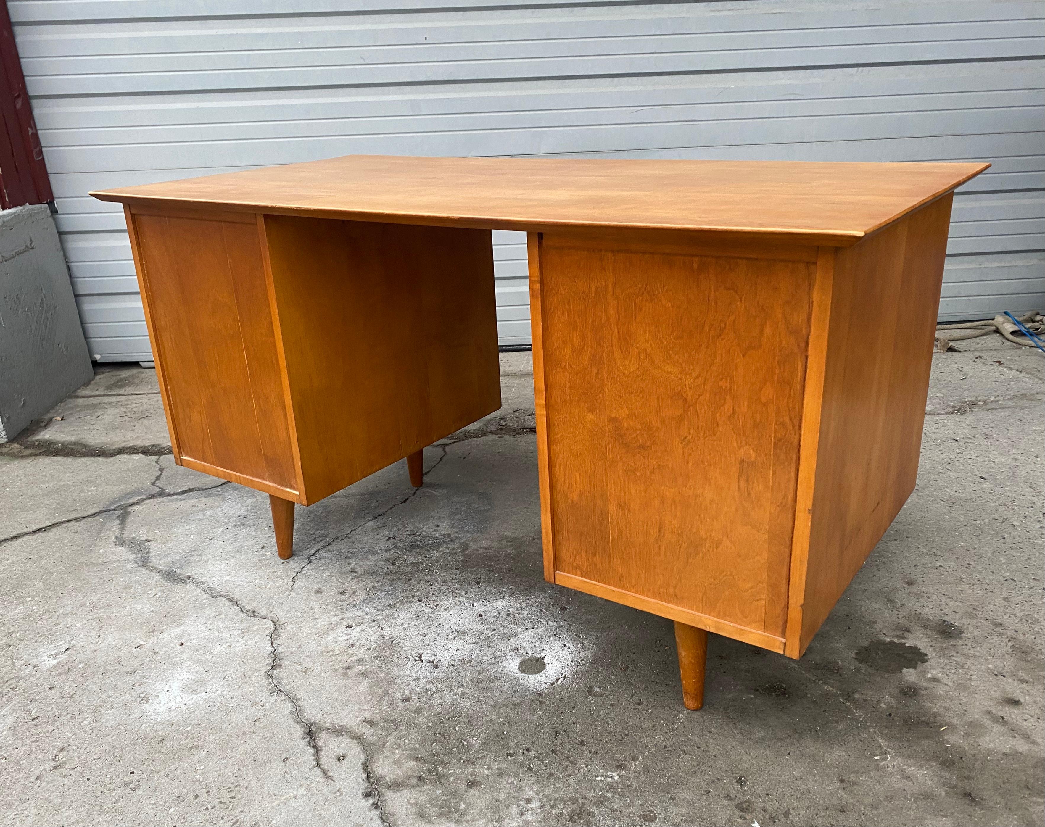 1950s Mid Century Maple Double Pedestal Desk by Paul McCobb/Planner Group In Good Condition In Buffalo, NY