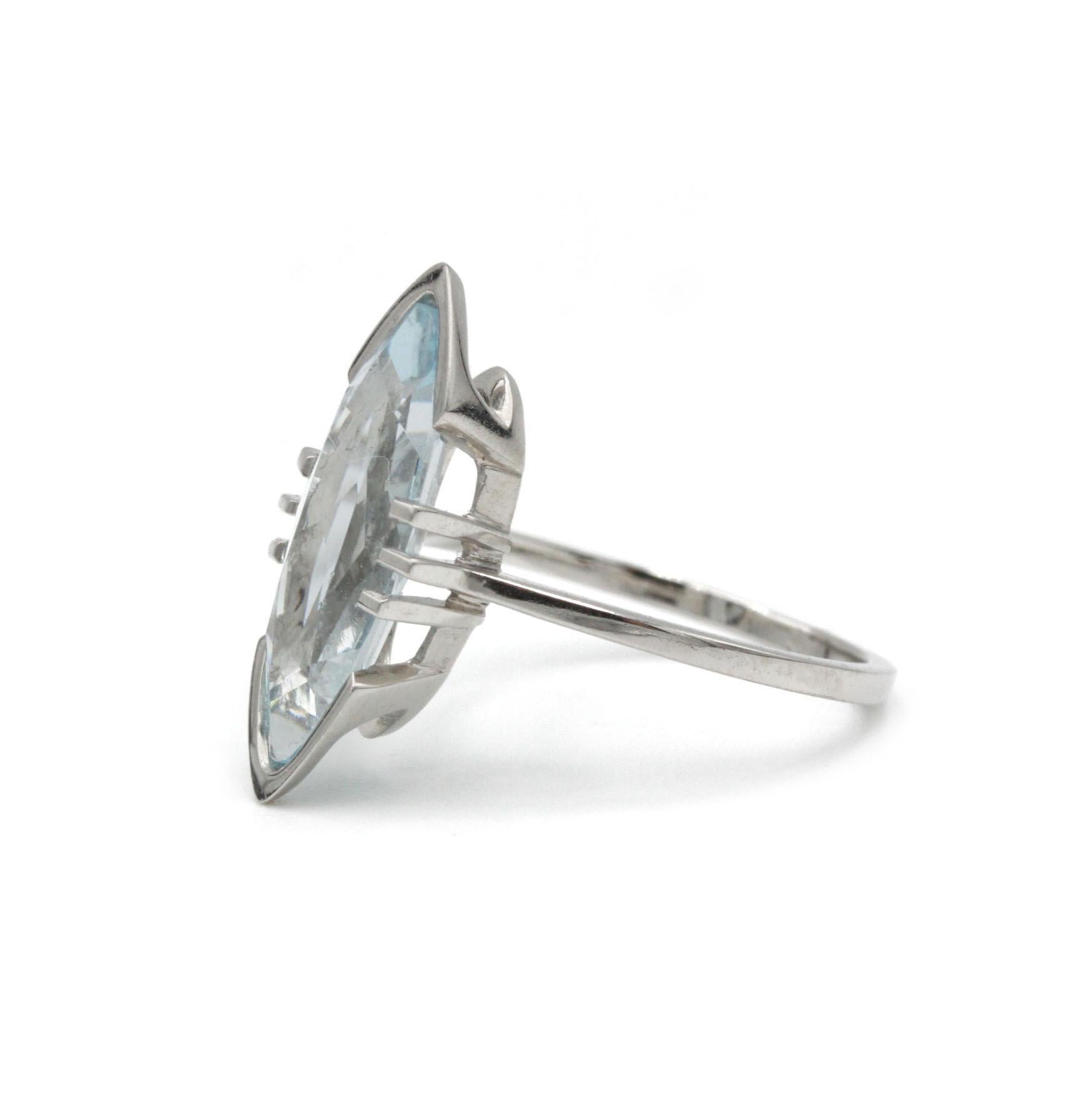 Dieser elegante Ring aus der Mitte des Jahrhunderts präsentiert einen dramatischen Aquamarin im Marquiseschliff mit einem Gewicht von ca. 5,00 Karat, eingefasst in eine elegante Fassung aus 18 Karat Weißgold. Die minimalistische, stromlinienförmige