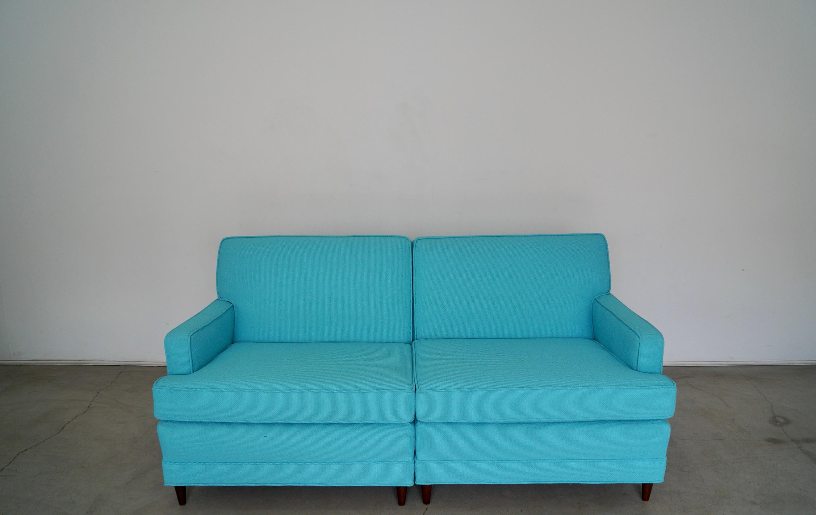 Vintage Mid-Century Modern lounge couch for sale. From the 1950's, and has been professionally reupholstered in new fabric and foam. It's a two-piece lounge sofa with two lounge chairs that can be separated or placed together. The fabric is a