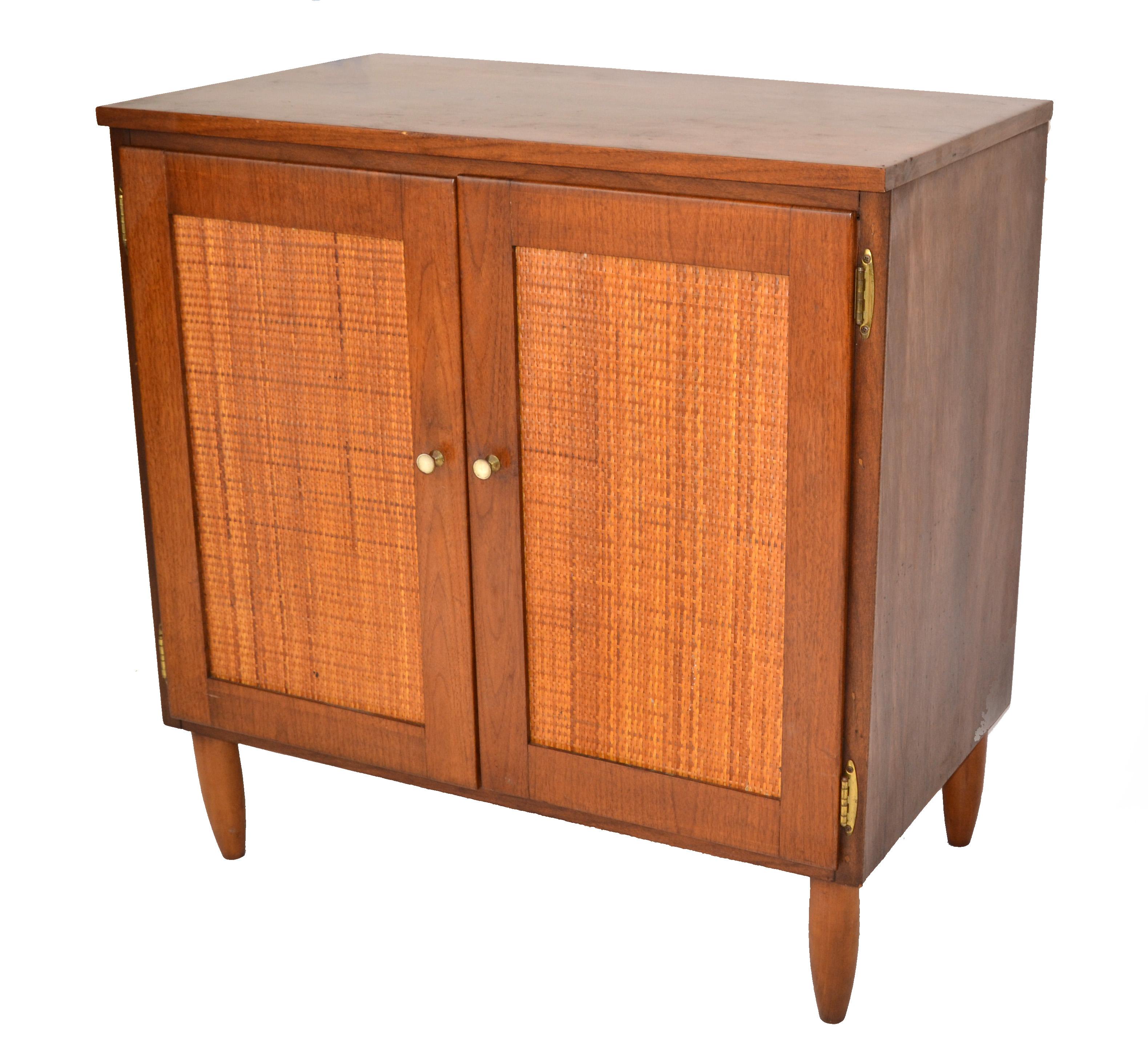1950s Mid-Century Modern 2 Woven Cane Doors Wood Cabinet Messingknöpfe Amerikaner im Angebot 1