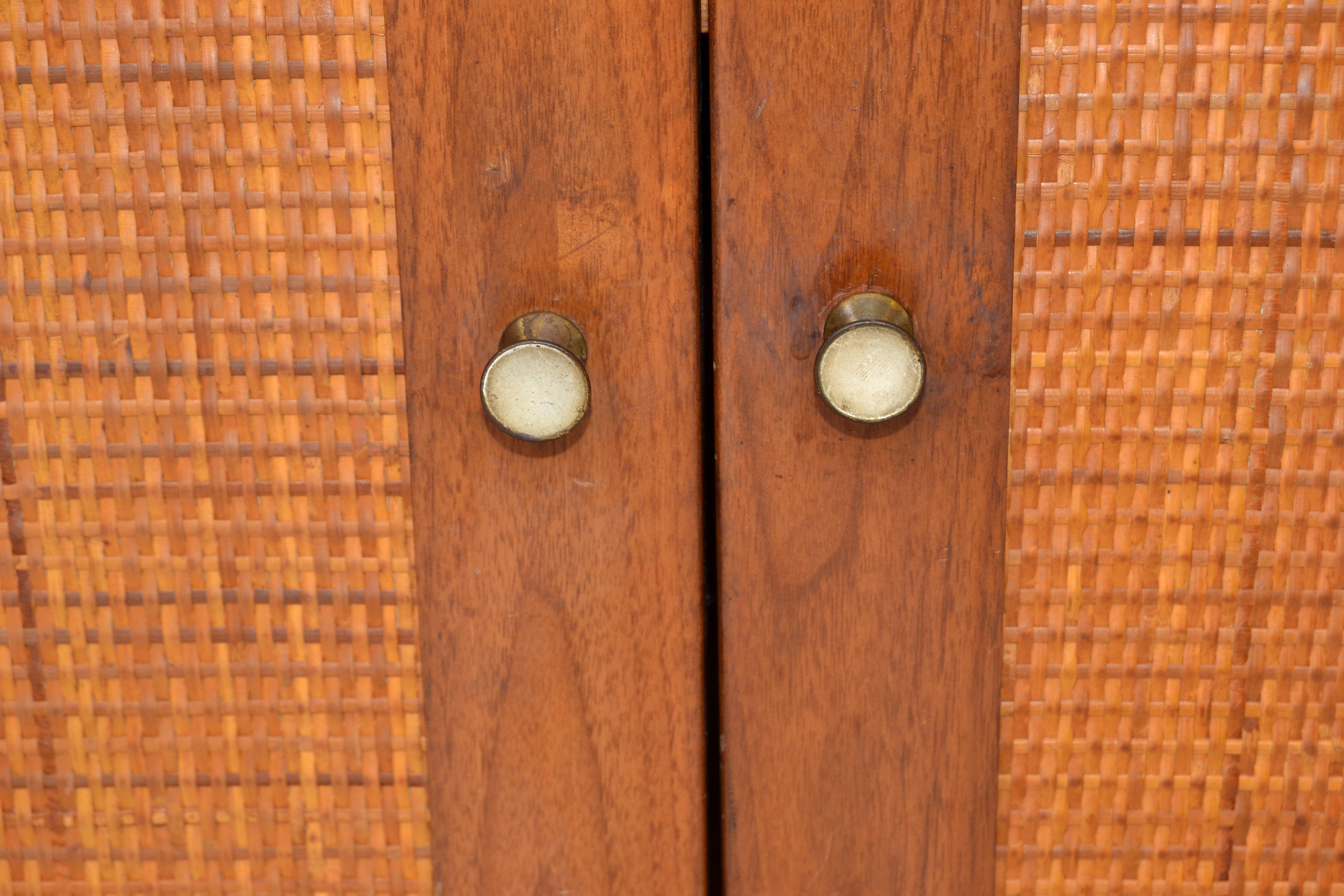 Armoire en bois avec 2 portes en rotin tressé et nœuds en laiton, américaine, datant du milieu du siècle dernier en vente 1