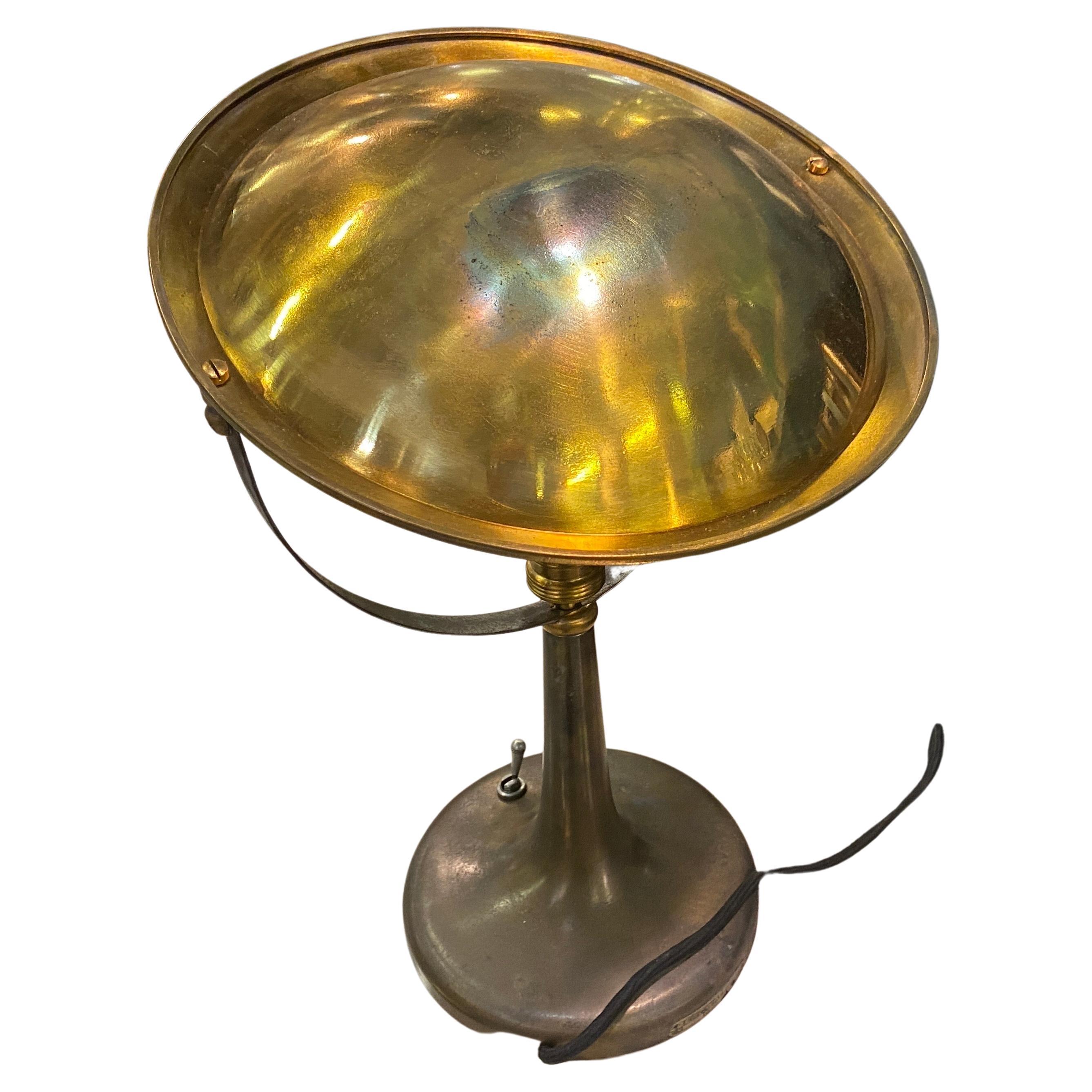 A stylish Mid-Century Modern adjustable brass table lamp designed and manufactured in Italy by Zerowatt in the Fifties. The table lamp it's in working order with original vintage electrical system, it works both 110-240 volts and needs a regular e27