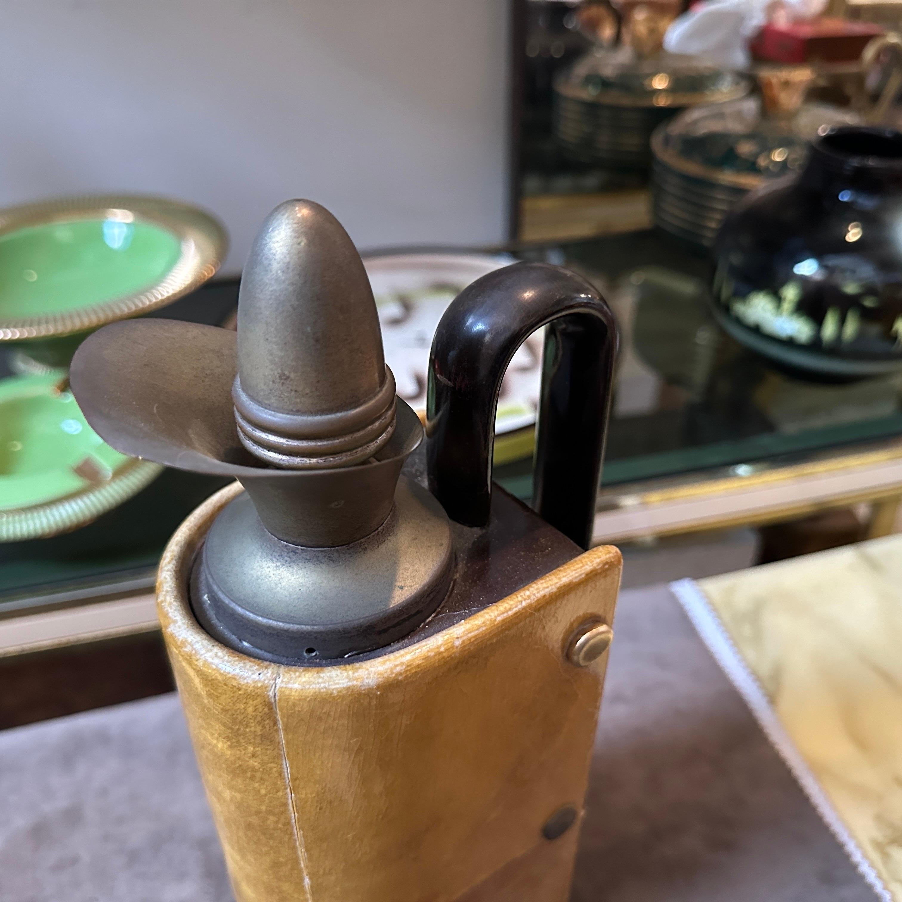 1950s Mid-Century Modern Amber Goatskin and Brass Thermos Carafe by Aldo Tura In Good Condition For Sale In Aci Castello, IT