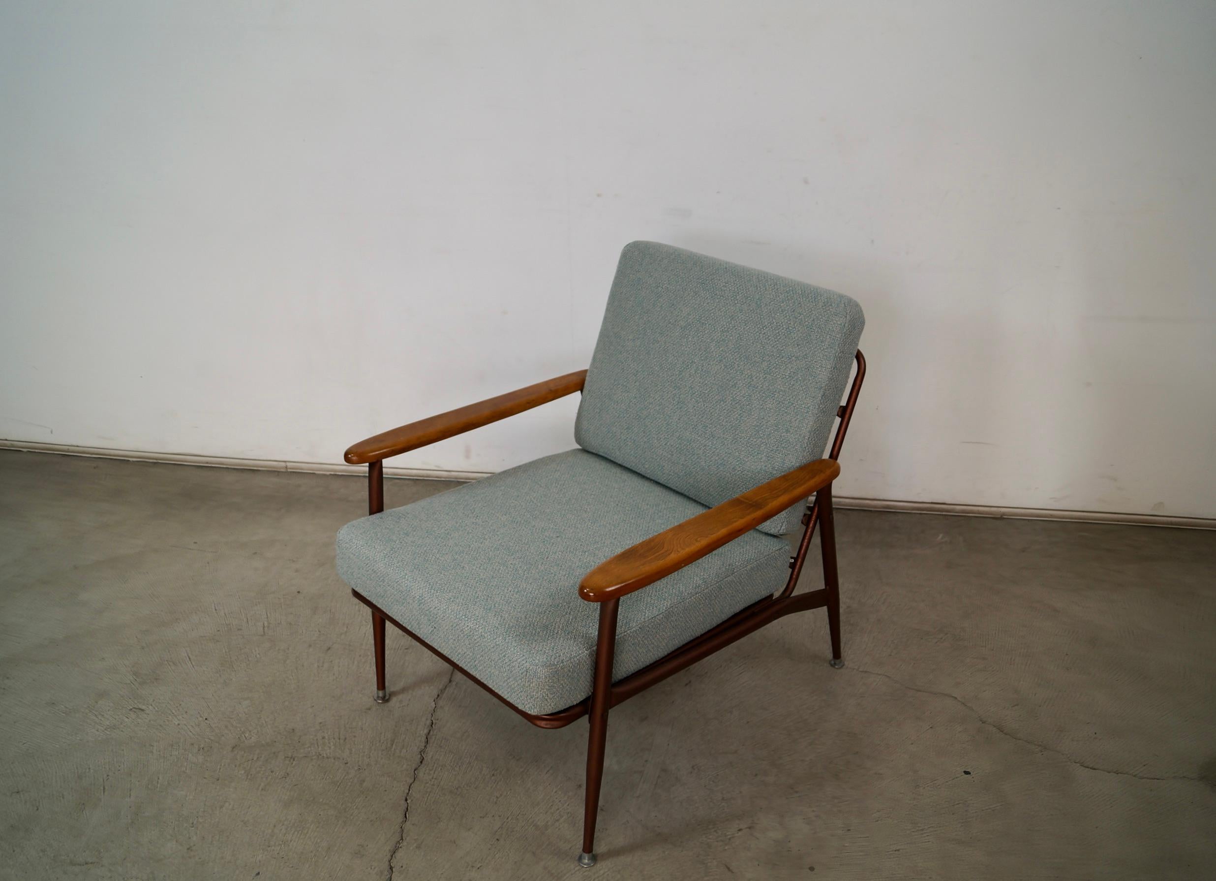 Sedia da salotto originale Midcentury Modern in vendita. Prodotto da Baumritter e in ottime condizioni. Abbiamo fatto fare dei nuovi cuscini in un morbido tweed verde acqua. La stoffa è morbida, ben tessuta e d'epoca. La struttura in metallo ha una