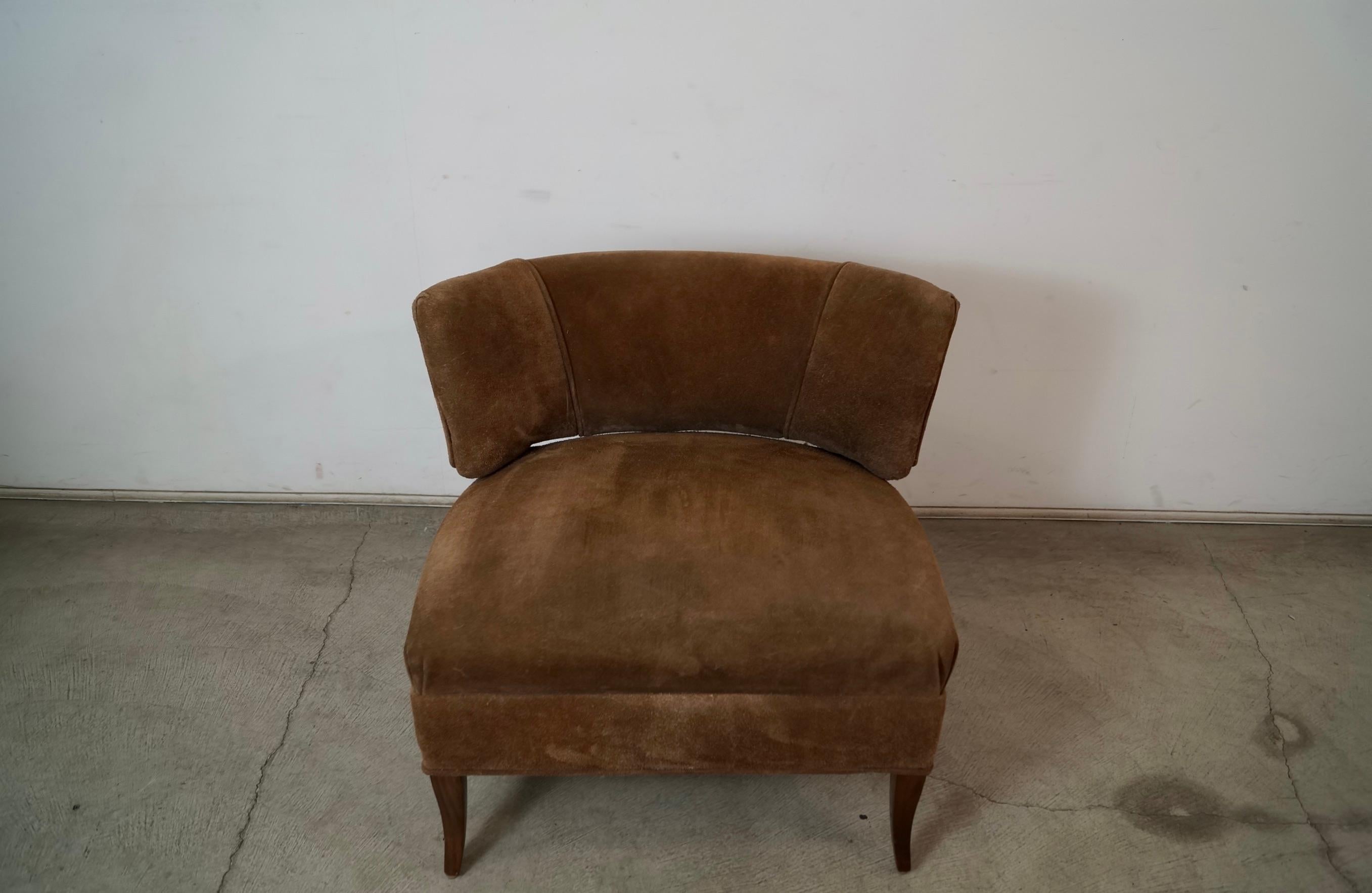 Sedia pantofola Midcentury Modern originale e vintage in vendita. Questa è una sedia da salotto originale di Billy Haines. È stato rifinito con una finitura in noce ed è stato precedentemente rivestito in vera pelle scamosciata marrone. È in ottime