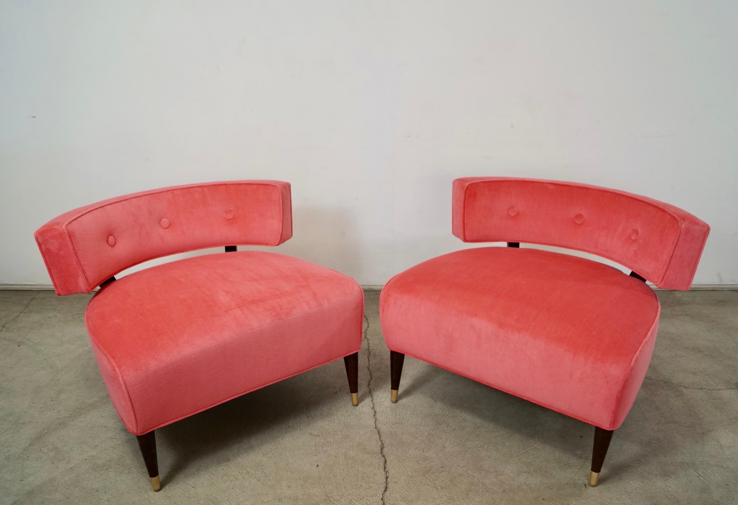 Se vende pareja de sillas slipper originales de mediados de siglo XX. A la manera de Billy Haines. Se han repintado profesionalmente en acabado nogal, y tienen tapas de latón macizo en la parte delantera de las patas cónicas. Se han retapizado con