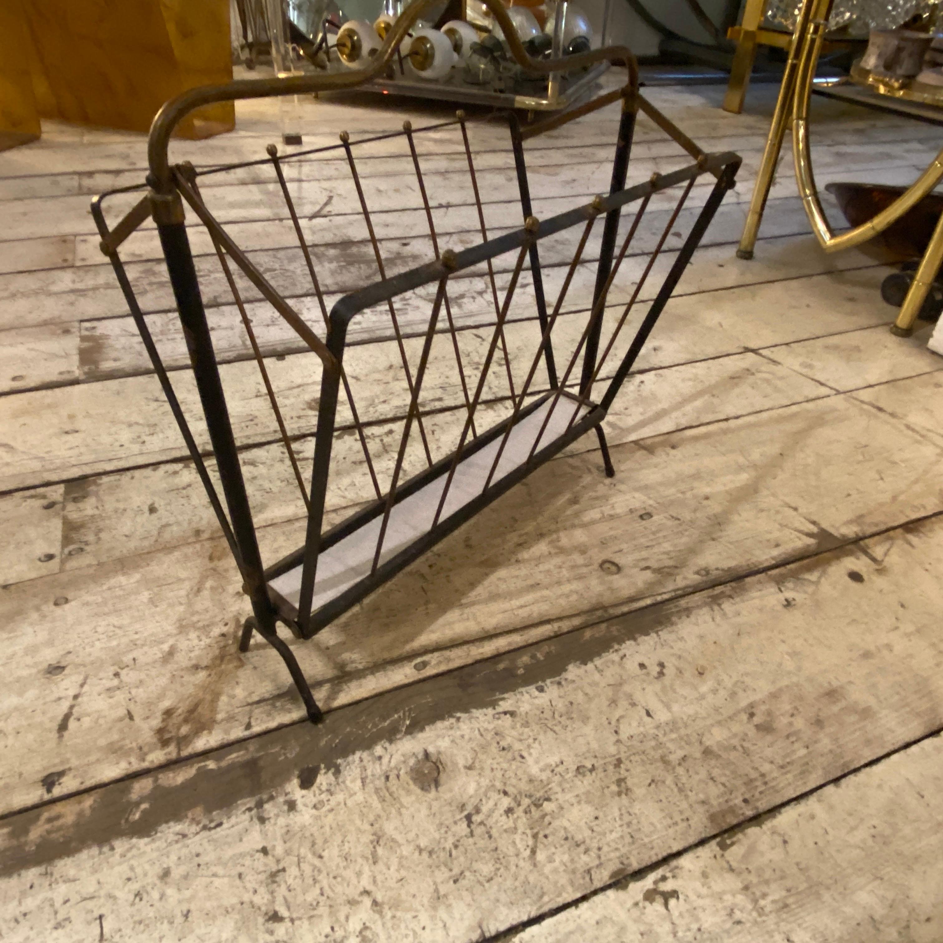 Revistero italiano de hierro y latón pintado en negro, moderno de mediados de siglo de 1950 Moderno de mediados de siglo en venta
