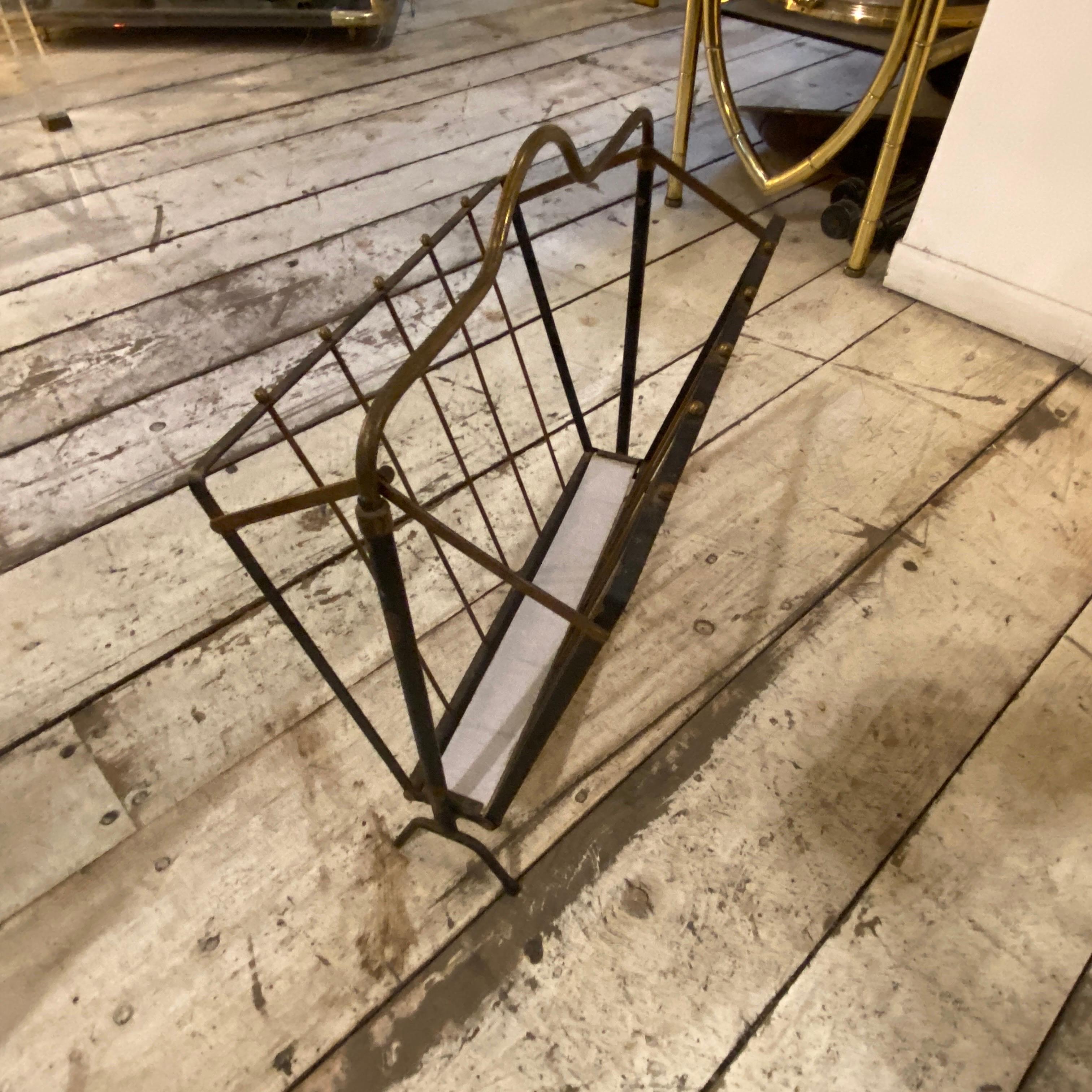 Revistero italiano de hierro y latón pintado en negro, moderno de mediados de siglo de 1950 en Bueno estado para la venta en Aci Castello, IT