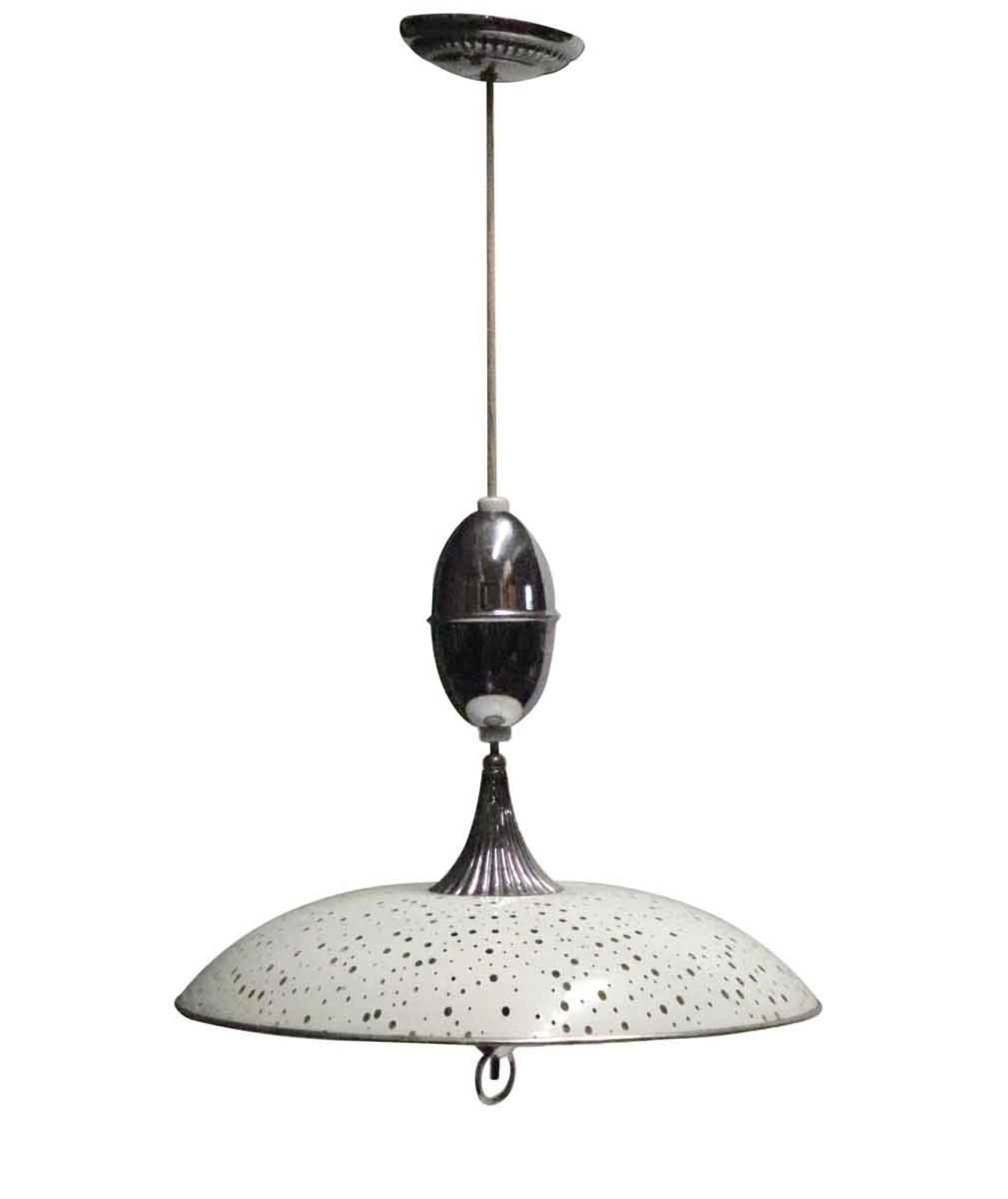 Lampe pendante à cordon coulissant de style moderne du milieu du siècle des années 1950, avec un abat-jour en acier blanc à points noirs et une quincaillerie chromée. Hauteur réglable. Ils étaient très populaires dans les salles à manger dans les