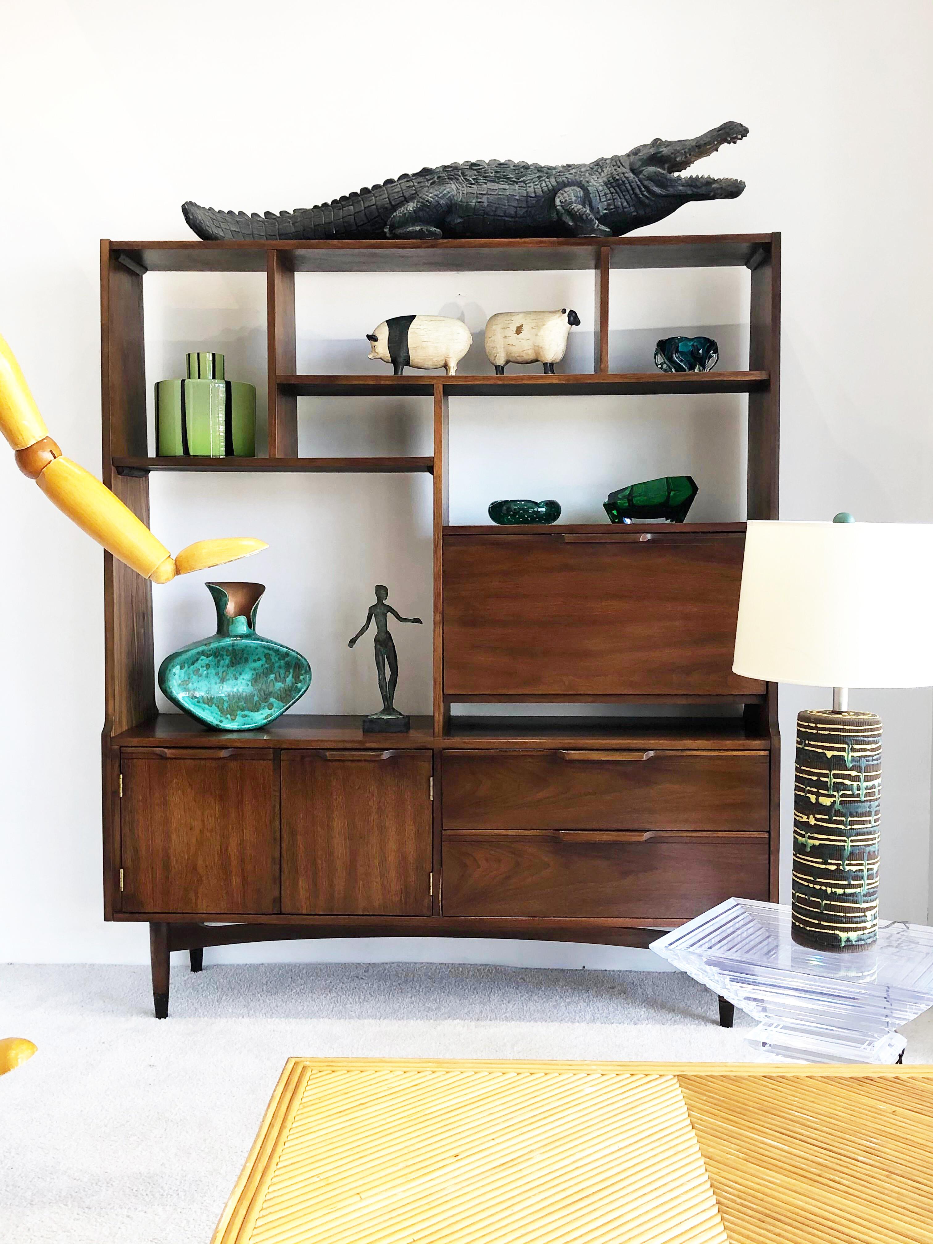1950s Mid-Century Modern bookcase and credenza cabinet in walnut

Offered is a Mid-Century Modern bookcase and credenza. The cabinet is constructed in solid walnut and is finished on all sides allowing for it to float within a room as a room