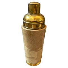 Shaker à cocktail en laiton et peau de chèvre ambrée des années 1950 de The Moderns Moderns par Aldo Tura