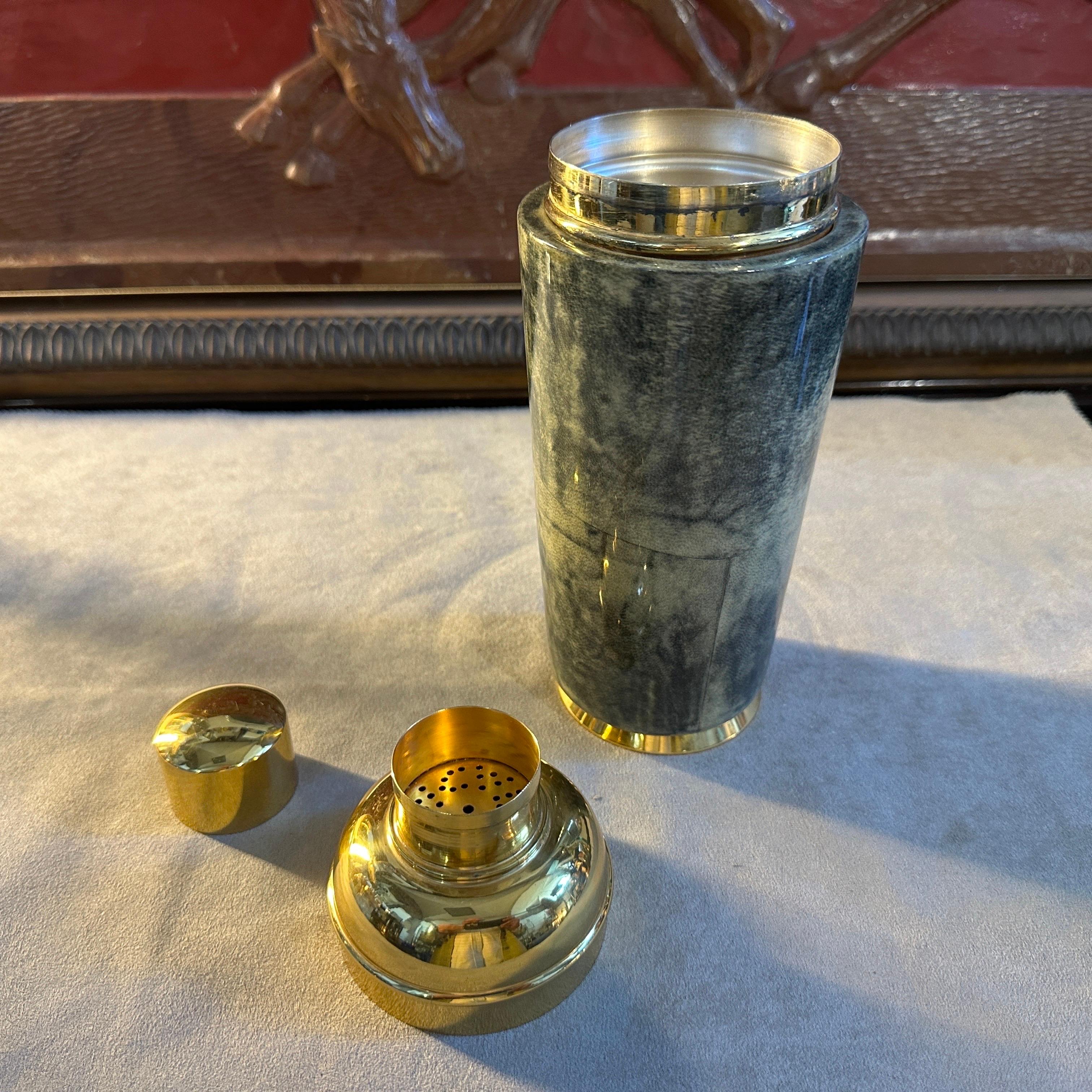 1950s Mid-Century Modern Brass and Green Goatskin Cocktail Shaker by Aldo Tura In Good Condition In Aci Castello, IT