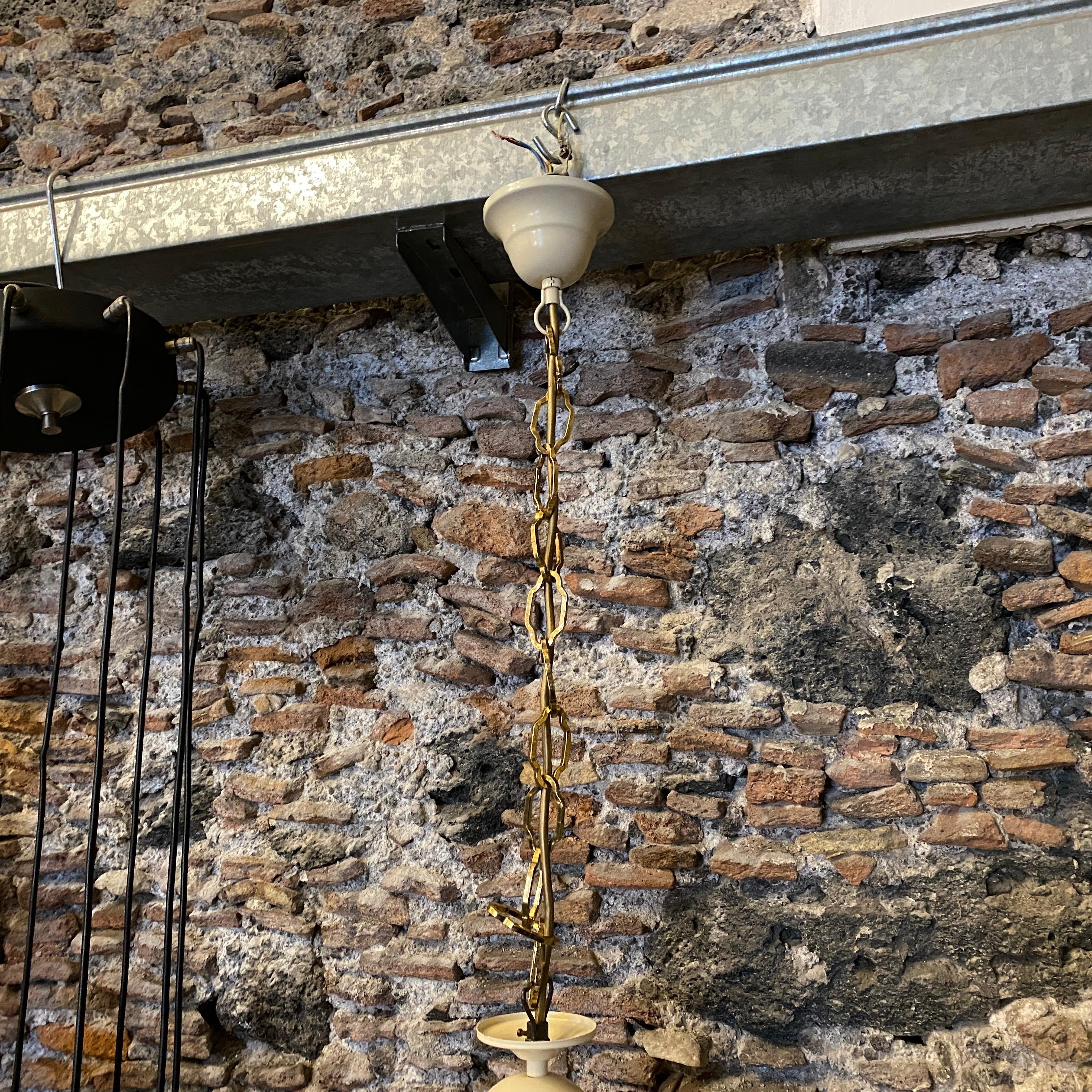 1950s Mid-Century Modern Brass and Painted Metal Italian Chandelier In Good Condition For Sale In Aci Castello, IT