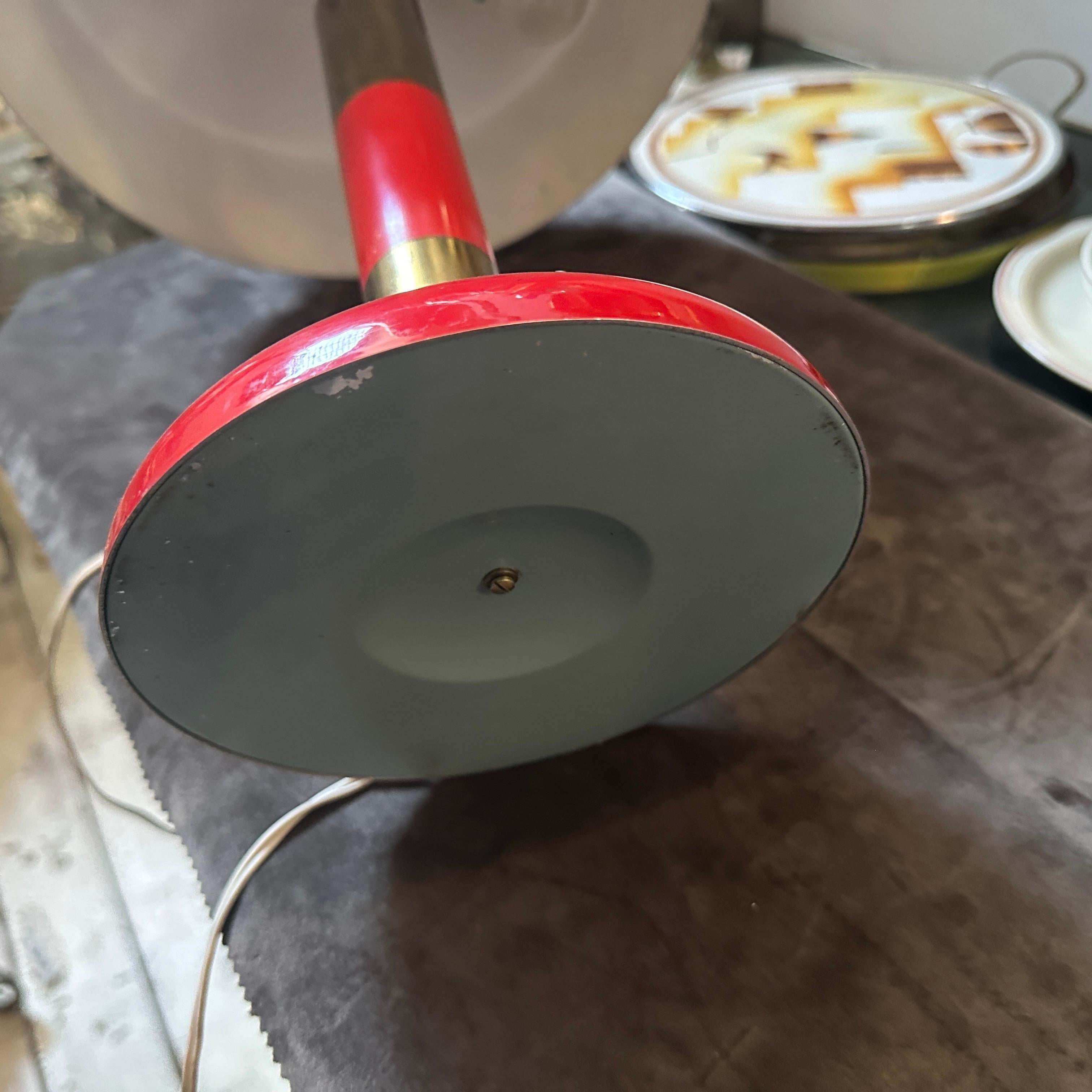 1950s Mid-Century Modern Brass and Red Metal Italian Table Lamp For Sale 6