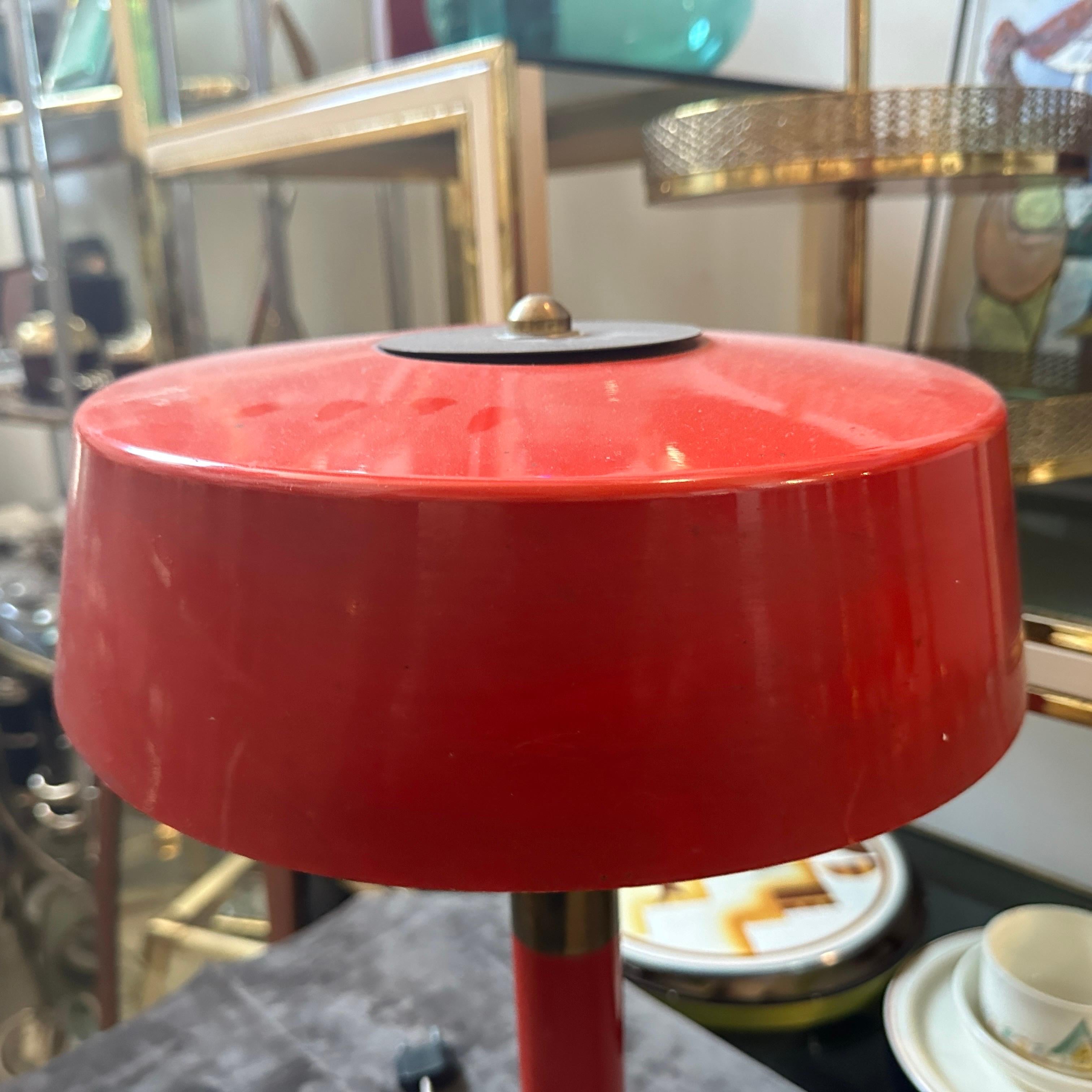 1950s Mid-Century Modern Brass and Red Metal Italian Table Lamp For Sale 7